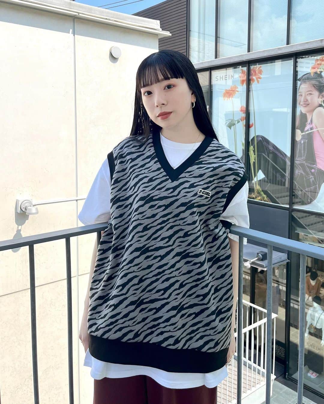 XGIRL_ootdのインスタグラム：「#xgirl_ootd @yuriiii2 162cm 　 X-girl PR STAFF 　 ------------------------------------ ▪️ZEBRA PATTERN VEST ￥8,800(税込) ▪️ WIDE TAPERED EASY PANTS ￥10,450(税込) ------------------------------------ 　 #xgirl #xgirljp #xgirlus #エックスガール #ストリート系女子 #大人ストリート  #レイヤードコーデ #スウェットベスト #トレンドコーデ #y2kstyle #y2kファッション」
