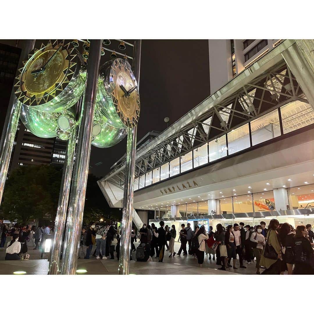 二見夕貴さんのインスタグラム写真 - (二見夕貴Instagram)「. 0421  振り返り☺︎  ゲスの極み乙女 歌舞伎乙女 ツアーファイナル @ 中野サンプラザ ---------------------------  最初で最後の中野サンプラザホール！ 素敵な会場だった🙏🏻✨  ゲスのLiveなかなか予定合わなくて やっと久々に参戦できたと思ったら これ以上ない最強シート当たって ミラクル誕生日プレゼントになった😍 ( 自分で買ったけど )  誰かに魔法かけてもらったとしか思えない😍🪄  こんな間近で観れるチャンス二度とないと思って 全神経研ぎ澄ませて大好きな音楽堪能した🫠💓 そしてやっぱり絵音くんの歌声すきだあと再認識。 生歌の癒やし効果すごい☺️ めちゃくちゃかっこよかったし 声出し解禁だったからかなあ最高に楽しかった🥹 近すぎて逆に名前呼んだりできなかったけど笑  メンバー近すぎて惚れました🫠💕 衣装もかわいかった🫶🏻 黒髪絵音くんも良き🫶🏻！ いこかさま安定の美しさプラス イケメンさ増し増しパフォーマンスに ハート持ってかれた_(:3 / ∠)_ やっぱドラム叩いてるいこかさまが一番好き😍  演出も好きだったなー！ セットリストが進むごとに捲られる曲目に ワタルが登場した小芝居からの "ゲスな三角関係"も楽しかったし "某東京" でコーラスのえっちゃんたち センターに出てきて圧巻の歌声魅せて メンバー衣装チェンジしたの わくわくの展開だった！✨  まじで全員がプロフェッショナルすぎて ほんとすき。🥹 コーラスも堪らんすぎる🫶🏻  コール&レスポンスは課長と「ドレスを脱げ」と いこかさまと謎に「物販」もやって楽しかった\( ˆoˆ )/ えのんくんの言う16ビートC&Rは 高速無理すぎて爆笑だった🤣 ( ﾌﾞｯ!ﾊﾟﾝ!ﾌﾞｯ!ﾊﾟﾝ!ﾌﾞｯ!ﾊﾟﾝ! ﾌﾞｯ!ﾊﾟﾝ! ) ←ww  Tシャツ買うつもりで持っていかなかったら 売り切れて着れなかった失態🙃 キラーボールパーカー買えて嬉しかったけど 裏起毛で会場では着れなかったから 私服参戦になてしまた失態🙃笑  この規模の会場で最前列って めちゃくちゃ近いんだなあと思ってたら さらにえのんくん客席練り歩くし 距離感やばかった😂✨  アンコール含めて 結構な曲数やってくれてたのに あっという間すぎた！ aikoのLiveに慣れてしまったせいなのか 2時間じゃ物足りない！笑  物足りないと言いつつも幸せいっぱい 心ほくほくになって帰りました🥰 今後のワンマン絶対逃さん🥹🫶🏻  ( ほんとはフェスとかもいきたい )  ---  中野の飲み屋街？充実してそうで Live帰り寄り道して余韻ライブとか 最高じゃんってサンプラザホールLiveの良さを 妄想しながら帰りました🥹✨  #Live #ゲスの極み乙女 #歌舞伎乙女 #中野サンプラザ #川谷絵音 #休日課長 #ほないこか #ちゃんMARI #神席 #おしゃミュージック #コポゥ !!」5月11日 23時26分 - yyyuki___