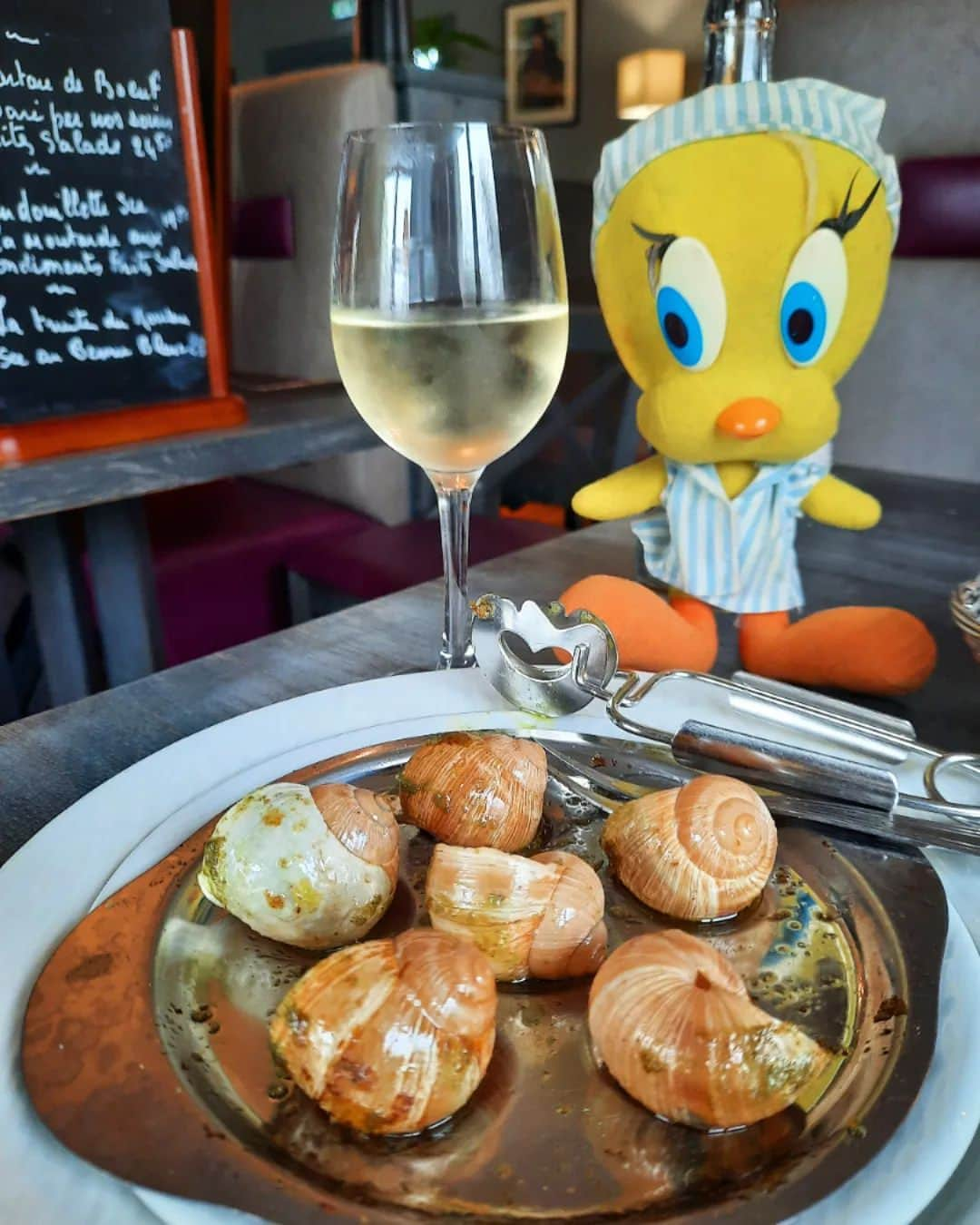 Little Yellow Birdさんのインスタグラム写真 - (Little Yellow BirdInstagram)「Escargots, with lots of garlic butter. It doesn't get more French!! #littleyellowbird #tweety #tweetykweelapis #adventures #yellow #bird #holidays #vakantie #france #frankrijk #morvan #chateauchinon #escargots #snails #slakken #garlicbutter #lunch #wine #stuffedanimalsofinstagram #plushiesofinstagram」5月11日 23時20分 - tweetykweelapis