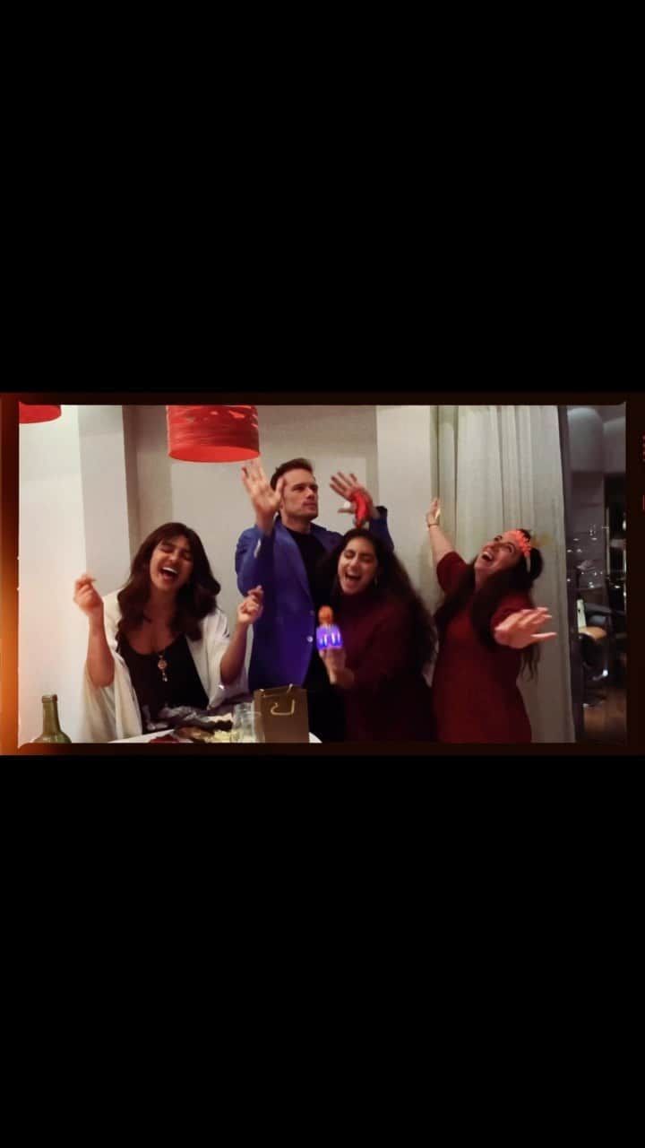 プリヤンカー・チョープラーのインスタグラム：「@loveagainmovie’s behind the scenes.. Christmas eve circa 2020  wait for the end 🤣」