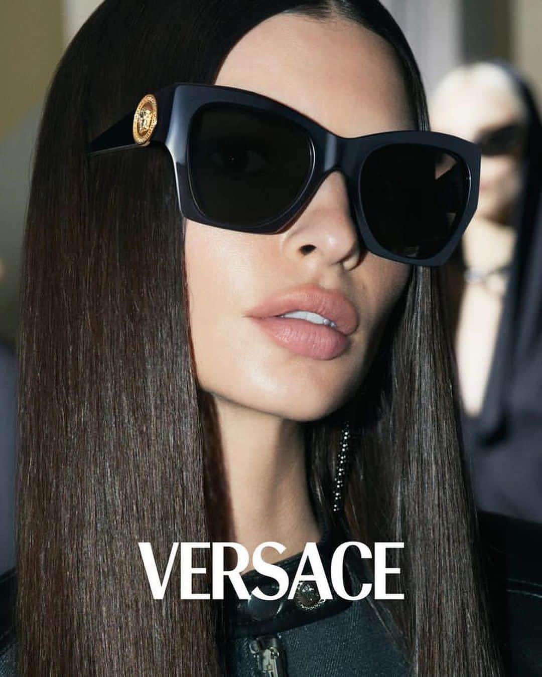 エミリー・ラタコウスキーのインスタグラム：「@versace ss23 eyewear 👓Thank you @donatella_versace @mertalas @macpiggott @kjeldgaard1」