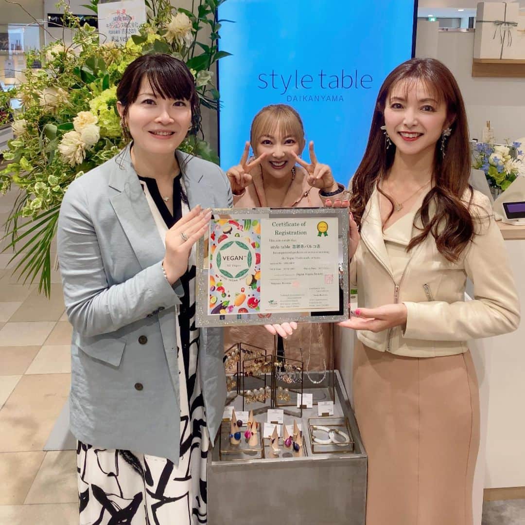 のインスタグラム：「・ @styletable_kichijoji  吉祥寺PARCO 1Fに style tableがNEW OPEN🎉  オーナーの#土井あゆみ ちゃん @ayumidoi_collection とは 同じ助産院 @birtharmony で出産したご縁で繋がり💗  #室谷真由美 ちゃん @muroya_mayumi と お祝いに駆けつけました😄😄  ヴィーガンやサスティナブル、 オーガニックなど できる限り地球環境に負荷をかけない商品などが セレクトされていて😍  厳選された 食品やコスメやグッズなどなど✨  自分にも大切な人へのプレゼントにも選ぶのが楽しいですよぉ❣️  @mariyas_choice の 大豆ヌードルや大豆ミートも お取り扱いして欲しいなぁ😍✨  @japan.vegansociety  日本ヴィーガン協会の ヴィーガン認証も取得されていますよ〜🌈✨  ぜひ、吉祥寺へ行かれた際は @styletable_kichijoji へ😆💗💗💗  ・ ・ ・ ・ ・ ・ ・ 一般社団法人MwM Japan 代表理事　山田まりや  〜子供たちには人格形成が育まれる大事な時期に 心と身体に沢山の愛と栄養を届けてあげたい、 母子ともに心豊かに暮らせるシステムを作ることが目標です 🌈〜  #一般社団法人  #mwmjapan  @mwmjapan613  #代表  #山田まりや  #シングルマザー  #シングルマザー支援  #女性雇用支援  #子ども支援  #チャリティーブランド @lino_rima_official   #オリジナルブランド #mariyaschoice  #大豆ヌードル #大豆ミート #大豆オイル #プロフィールからサイトへ飛べます 🧡 #溶かして使う洗剤シリーズ #sdgs #eco #サスティナブル #プラスチックフリー   #vegan #plantbased #ヴィーガン #日本ヴィーガン協会 #日本ヴィーガン協会認証 #styletable吉祥寺パルコ」