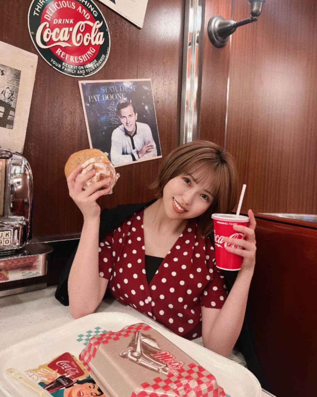 澤田桃佳のインスタグラム：「久しぶりのユニバ！ GW明けで、めちゃくちゃ空いてて アトラクションいっぱい乗ったぁ！！！ 連休明けのユニバ、おすすめ😊☝🏻  バーガー越しのささらさん可愛すぎるヤロ⤴︎（笑） . . . #ユニバ　#ユニバーサルスタジオジャパン #usj #usjコーデ #ユニバコーデ」