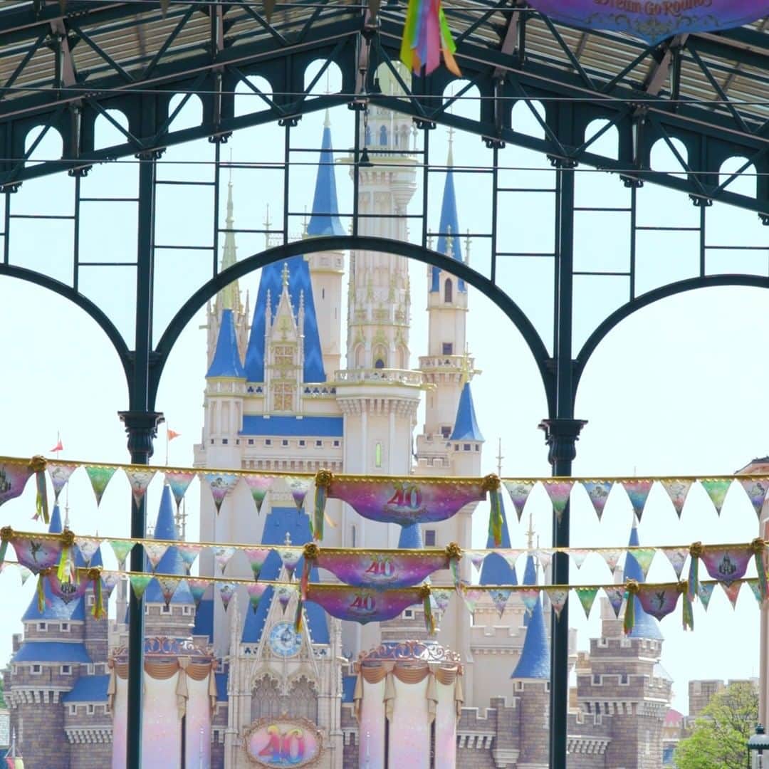 のインスタグラム：「🌈東京ディズニーリゾート40周年“ドリームゴーラウンド”開催中🌈 ⁡ パークはたくさんのドリームガーランドで彩られています✨ ぜひみなさんも写真を撮ってみてくださいね♪ ⁡ #東京ディズニーリゾート40周年 #ドリームガーランド #東京ディズニーリゾート #東京ディズニーランド #東京ディズニーシー #tokyodisneyresort #tokyodisneyland #tokyodisneysea」