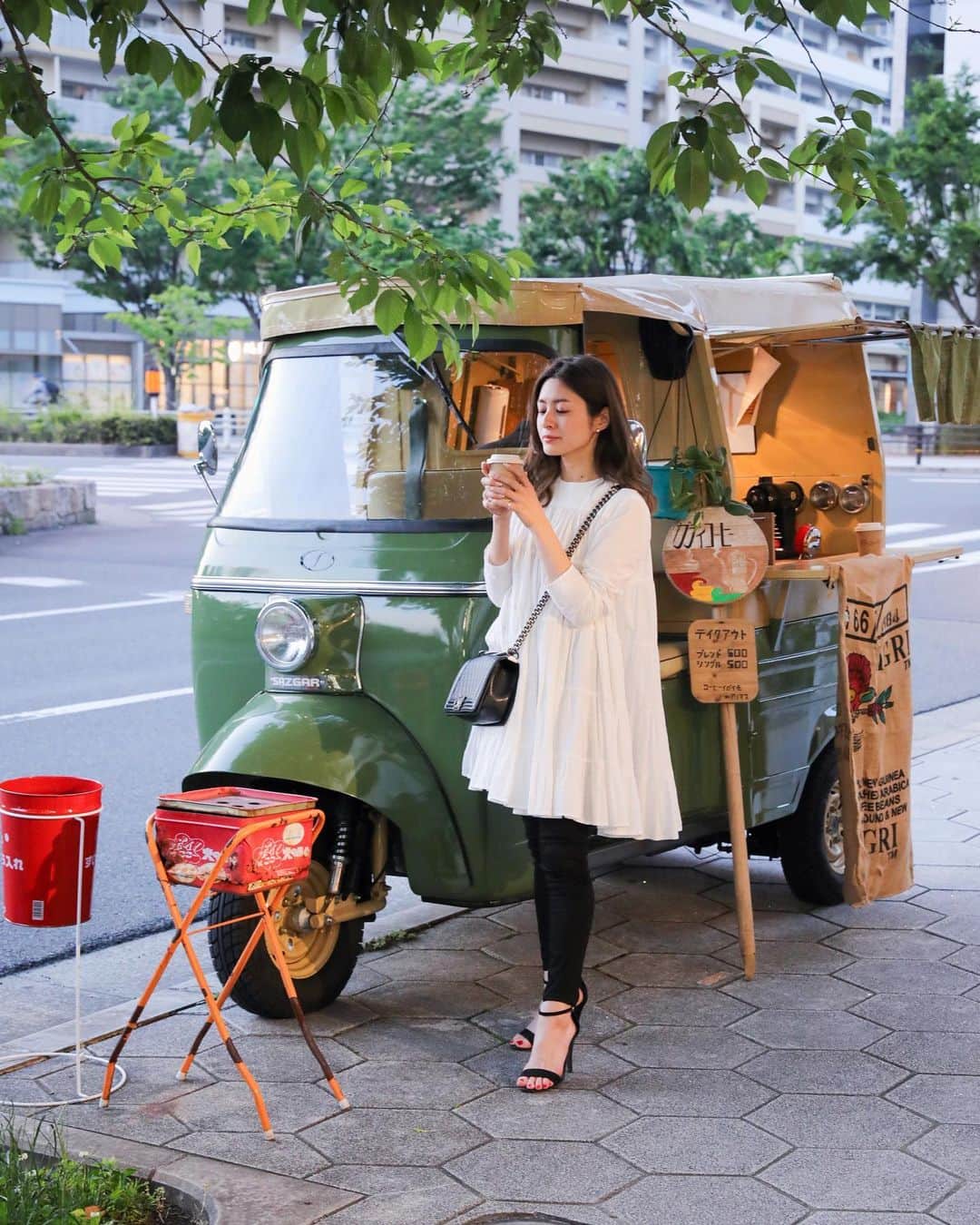 のインスタグラム：「. トゥクトゥクコーヒー🛺  @__k_y_o__ が行ってみたいっていうのでついて行ったガティコーヒー＋ @gateacoffee_rickshaw ☕️  インスタのストーリーを頼りに、公園のどこかに停めてるっていうのを探して宝探しみたいになってた😂  美味しいコーヒー頂けました🥹❤️  #ガティコーヒー #難波カフェ #大阪カフェ #大阪カフェ巡り #カフェ巡り #移動販売カフェ」