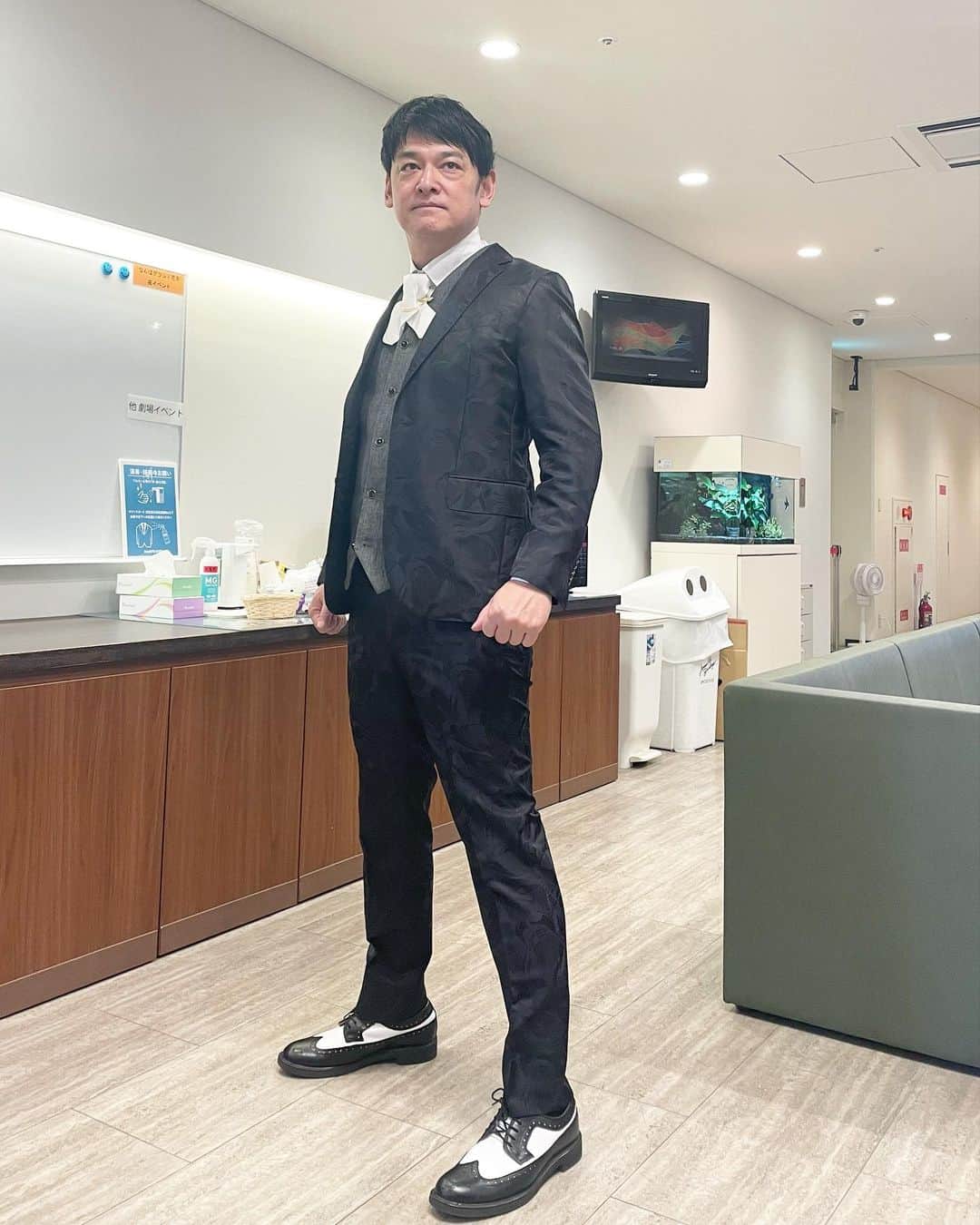 宮田麺児のインスタグラム：「5月より　夏用　ステージ衣装に 変えます こちら　上方漫才大賞取らせてもらった 時　お仲間のみなさんが　作ってくれた スーツです。  #スーツ #オシャレ #ステージ衣装」