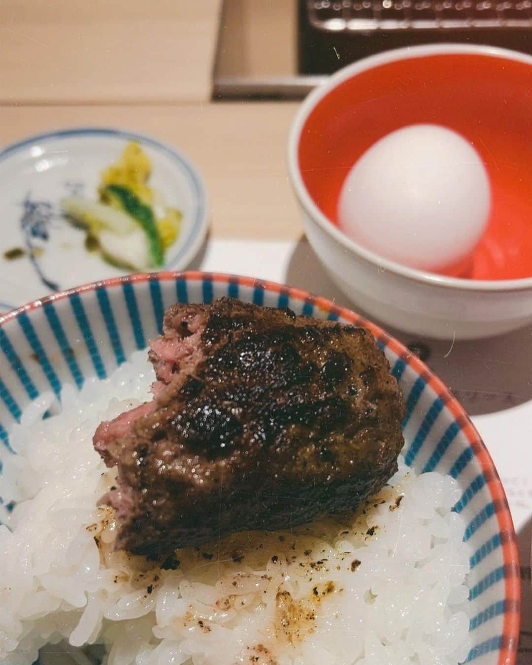 NakamuraEmiさんのインスタグラム写真 - (NakamuraEmiInstagram)「🥢  行くたびに行列だったが 昨日すんなり入れた。  牛タンハンバーグ食べ比べ定食。 ハンバーグ3つを一つ一つ食べ終わった頃に焼き立てで提供してくれる。美味しすぎるご飯もおかわり自由。  美味しかったの一言です。」5月12日 10時27分 - nou.emi