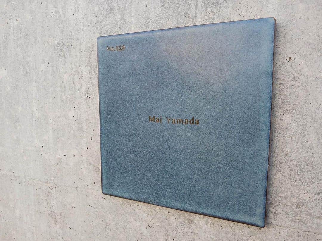Mai Yamadaさんのインスタグラム写真 - (Mai YamadaInstagram)「クラウドファンディングで支援させていただいた【三陸ブルーラインプロジェクト】  地域創生と持続可能な防災教育のためのアートプロジェクトです。 岩手県大船渡市を中心に、子どもたちが創ったモザイクタイルで防潮堤にアートを展示。  このアートは、未来の子どもたちに震災の記憶を語り継ぐ役割を担います。 また、山側と海側との往来を促すことで、地域に住む人々の交流の場と、にぎわいの創出を図ります。  5/26まで大船渡駅キャッセン街区の防潮堤がアートで彩られているので、お近くの方やご興味を持たれた方はぜひ見に行ってみてください☺️ (1枚目の写真は公式ページからお借りしました)  支援のリターンとして、私の名前が書かれたタイルも飾っていただいています✨(写真2枚目) 深みのある青色のタイルがとっても素敵です。  #三陸ブルーラインプロジェクト #大船渡 #三陸 #クラウドファンディング #防潮堤 #タイルアート #みんなのしるし #socialgood  #311を忘れない」5月12日 9時12分 - yamadamai_719