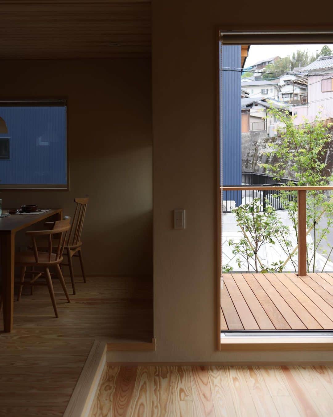 安成工務店さんのインスタグラム写真 - (安成工務店Instagram)「窓から切り取る緑が美しい、ピットリビングのある住まい。床を一段下げることで、空間にメリハリを出し、心地よい籠り感を生んでくれます。  more photos…@yasunari_komuten  ...............  💡暮らしの中の“ちょっといいな”を集めました @yasunari_life  💡安成工務店がご提案する家具ショップ @ecoshop_com  ...............  #安成工務店 #yasunari #工務店 #注文住宅 #住宅 #木の家 #木造 #一戸建て #新築 #マイホーム #省エネ住宅 #エネルギー自給 #自然素材 #OMソーラー #家 #無垢材 #山口県 #福岡県 #季節を楽しむ #津江杉 #珪藻土 #輪掛乾燥材 #家造り #和モダン #ピットリビング #勾配天井 #リビング」5月12日 9時10分 - yasunari_komuten