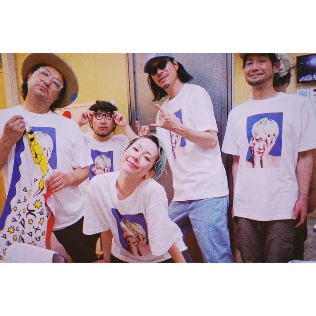 木村カエラのインスタグラム：「2023.5.11 渋谷クワトロ  次は大阪ー！2023.5.25⭐︎ まってろーーーー！ チケットまだ少しあるみたいだから！いそいでとってちょ。 損はさせない。ぜ。  guitar: @foeget bass: @curly_giraffe  keyboard: @keisaku_nakamura  drum: @kashikuratakashi  vocal: @kaela_official」