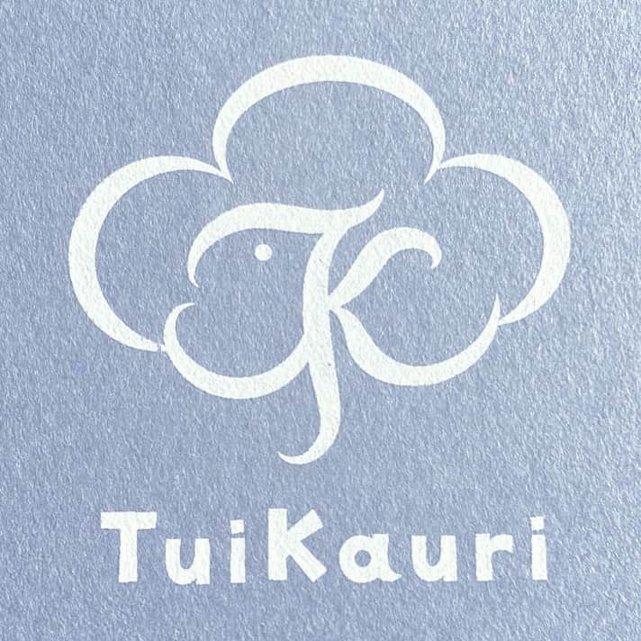 上野樹里さんのインスタグラム写真 - (上野樹里Instagram)「@tuikauri_official   トゥイカウリのロゴマーク。 鳥（Tui）＆樹（Kauri）  樹と鳥が見えますか？？  TとKもみえますか？？😄」5月12日 9時14分 - _juri_art_