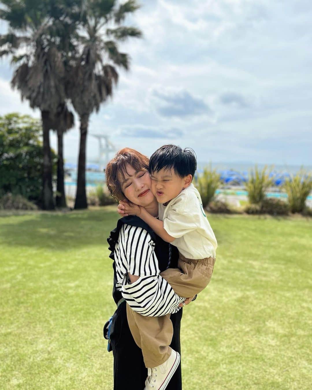 宮崎真梨子さんのインスタグラム写真 - (宮崎真梨子Instagram)「… #家族でお出かけ 👨‍👨‍👦 先月、入学卒園写真を撮りに鎌倉へ。 日帰りのつもりだったんですが、なんとホテルを予約してくれてたので、ついでに江ノ島まで行ってきました。 ∵ 息子は念願の江ノ電に乗れて、とても嬉しそうでした。プラレールとカプセルプラレールもしっかりGETして帰ってきました。 次回は、湘南モノレール乗りに行きたいと思っております。 ∵ ∵ #子鉄活動 #江ノ電 #鎌倉 #江ノ島  #子連れでお出かけ #大磯プリンスホテル」5月12日 9時15分 - miyamari92