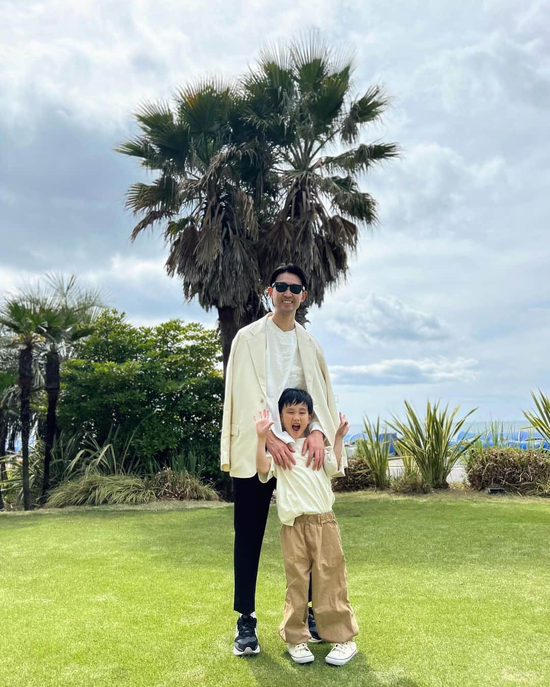 宮崎真梨子さんのインスタグラム写真 - (宮崎真梨子Instagram)「… #家族でお出かけ 👨‍👨‍👦 先月、入学卒園写真を撮りに鎌倉へ。 日帰りのつもりだったんですが、なんとホテルを予約してくれてたので、ついでに江ノ島まで行ってきました。 ∵ 息子は念願の江ノ電に乗れて、とても嬉しそうでした。プラレールとカプセルプラレールもしっかりGETして帰ってきました。 次回は、湘南モノレール乗りに行きたいと思っております。 ∵ ∵ #子鉄活動 #江ノ電 #鎌倉 #江ノ島  #子連れでお出かけ #大磯プリンスホテル」5月12日 9時15分 - miyamari92