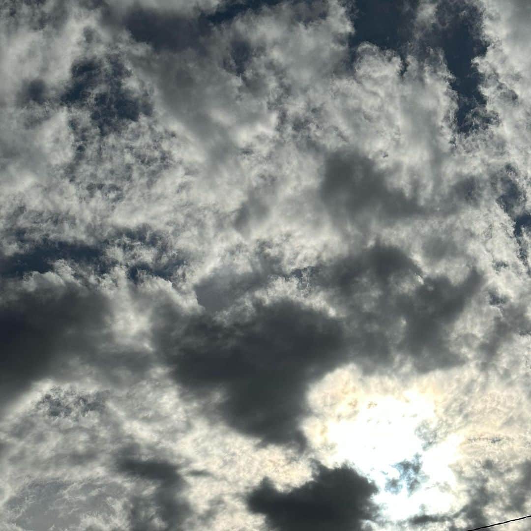 葵音琴さんのインスタグラム写真 - (葵音琴Instagram)「最近は雲が好きな感じになってきたのね もっと梅雨になると入道雲もくもくもくがみれるのわくわく 最後は最近食べたガレット美味しすぎて2日連続でたべた」5月12日 9時27分 - tsukiato_neko