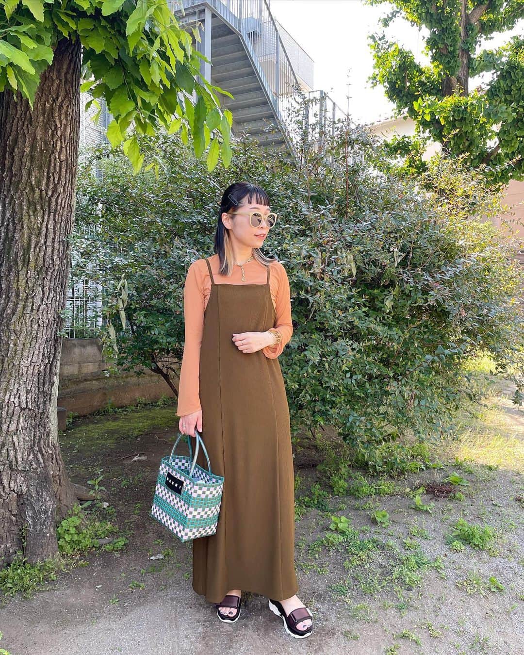 amigo.amigo.5205622さんのインスタグラム写真 - (amigo.amigo.5205622Instagram)「． ★#ママコーデ ★  こないだの#お仕事コーデ 🧡  動きやすい#フレームスレイカズン の #ワンピース を着たよ！  ✔︎オールシーズン リブ見えキャミワンピース  @framesraycassin  一年中着れる#ワンピ 🧡 #バックスタイル も可愛いよ😍  #シアートップス は #UNIQLO ✖️#mamekurogouchi  #身長154cm 、Mサイズ着用。  @uniqlo_with  @uniqlo_jp   ✔︎#bag @marni   ✔︎#サンダル @randa_pic   #framesraycassin#ロングスカート  #ロングワンピース #ロングワンピ #仕事コーデ #仕事服  #マルニ#マルニマーケット  #marni #marnibag  #marnimarket #randa #ランダ#ユニクロ購入品  #マメクロゴウチ  #uniqlomamekurogouchi  #ユニクロ」5月12日 9時39分 - amigo.amigo.5205622