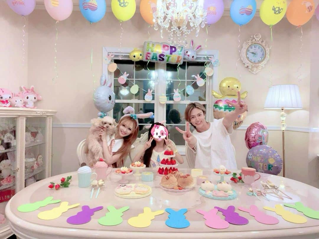 寿リリカさんのインスタグラム写真 - (寿リリカInstagram)「♡ 🐣イースターパーティー🎉🎈 ( ∩ᵒ̴̶̷̤ θ ᵒ̴̶̷̤∩ )ﾋﾟﾋﾟｯ💗💚🧡💛 ♡ エッグハントは🐣シルバニアのイースター🥚🐰🌈キャビネットにこっそり隠しておいて探してもらったの👧🫶 ♡ みつけたときのリアクションがかわいくてうれしい👧💖💖💖 ♡ エッグハントにはまってそのあともずっとおもちゃのたまごを隠したりみつけたりのかくれんぼエンドレス🐣👧👨🐶👩 ♡ はっぴーいーすたーでした🫶🌈🐣🐰 ♡ #イースター #イースターレシピ #イースターメニュー #イースターごはん #イースタースイーツ #イースターバニー #イースターエッグ #イースターパーティー #ホームパーティー #easter #eastercookies」5月12日 9時32分 - ririkakotobuki