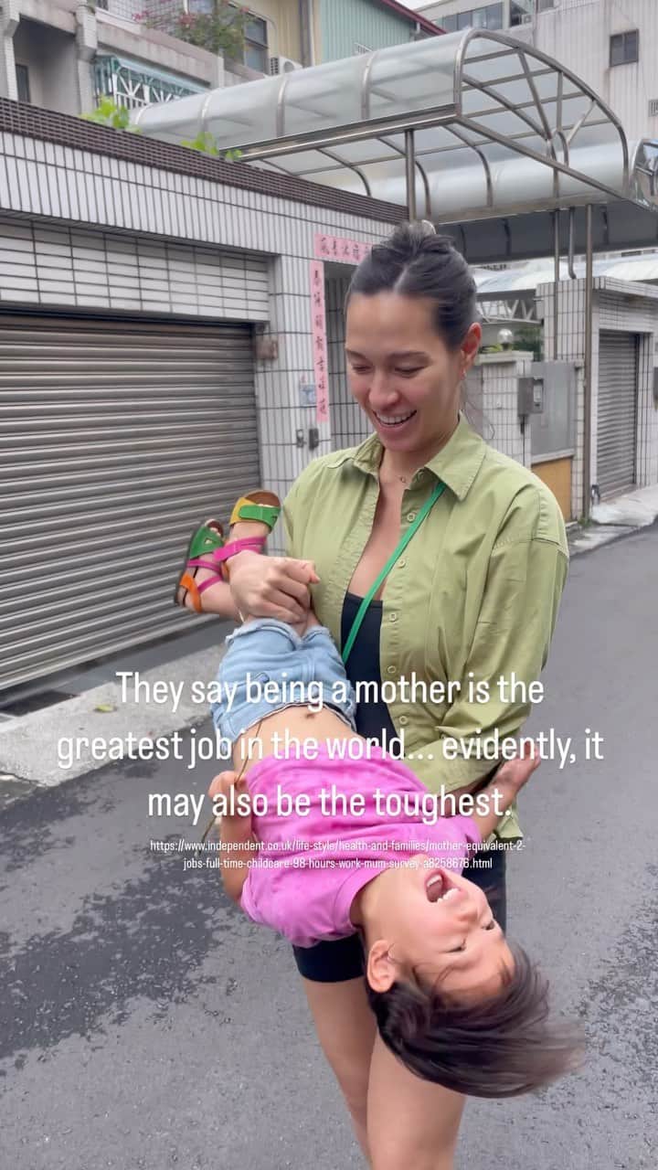 Livのインスタグラム：「Adding this to the list of things I wish before becoming a mom. We need a 98 hour work week manual! Also hoping this data includes 1 or more kids + breast/bottle feeding. Happy early Mother’s Day coming soon to all the superstars out there ⭐️✨ #happymothersday #wellmom #momday」