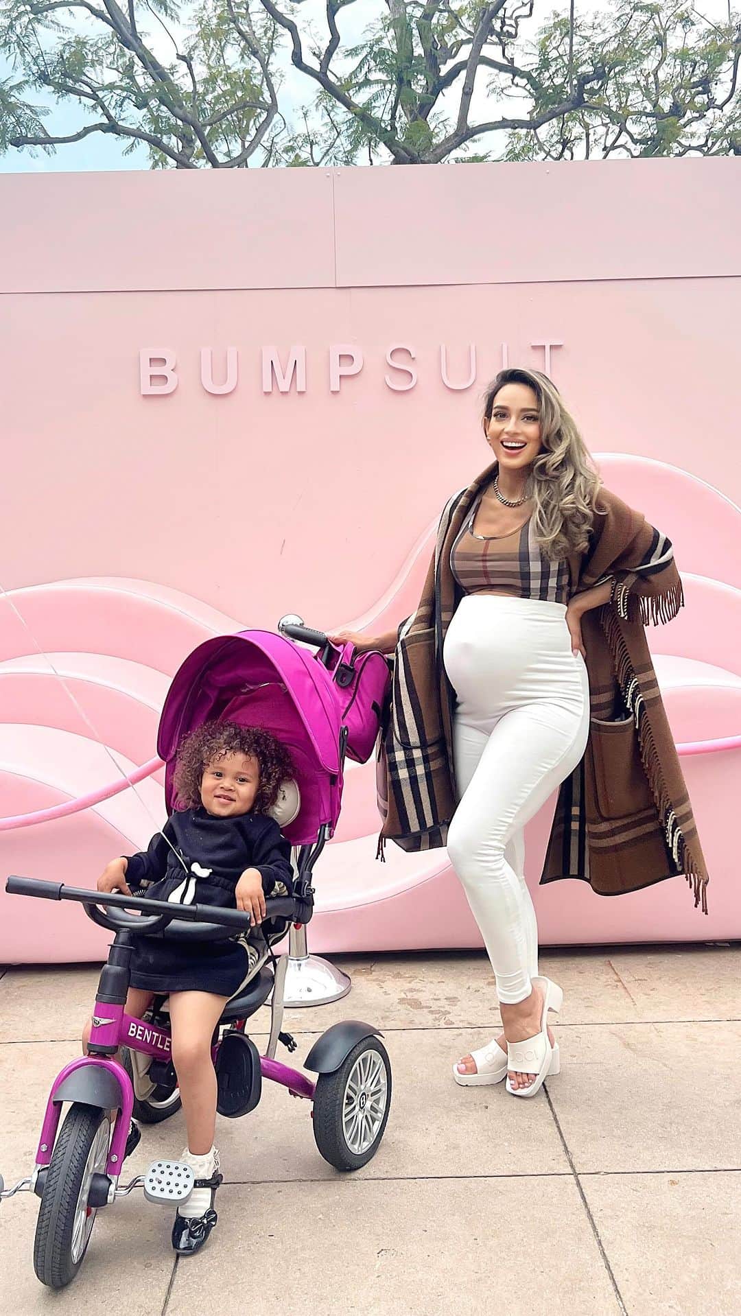 Sarah Mundoのインスタグラム：「The Pink Carpet and community walk celebrating maternity and motherhood. hosted by @bumpsuit @nictrunfio Amazong job!  Great experience meeting other moms going into mothers day weekend and connecting with like minded women like @flyginapie with yoga, @nazaninmandi, and other beauties in their journies.  Wearing “The Lucy” size M at 32 wks pregnant  and “The Legging” size M Link in bio “SarahM” for 20% discount  #maternity #bumpsuit #theGrove #LA #mother #yoga」