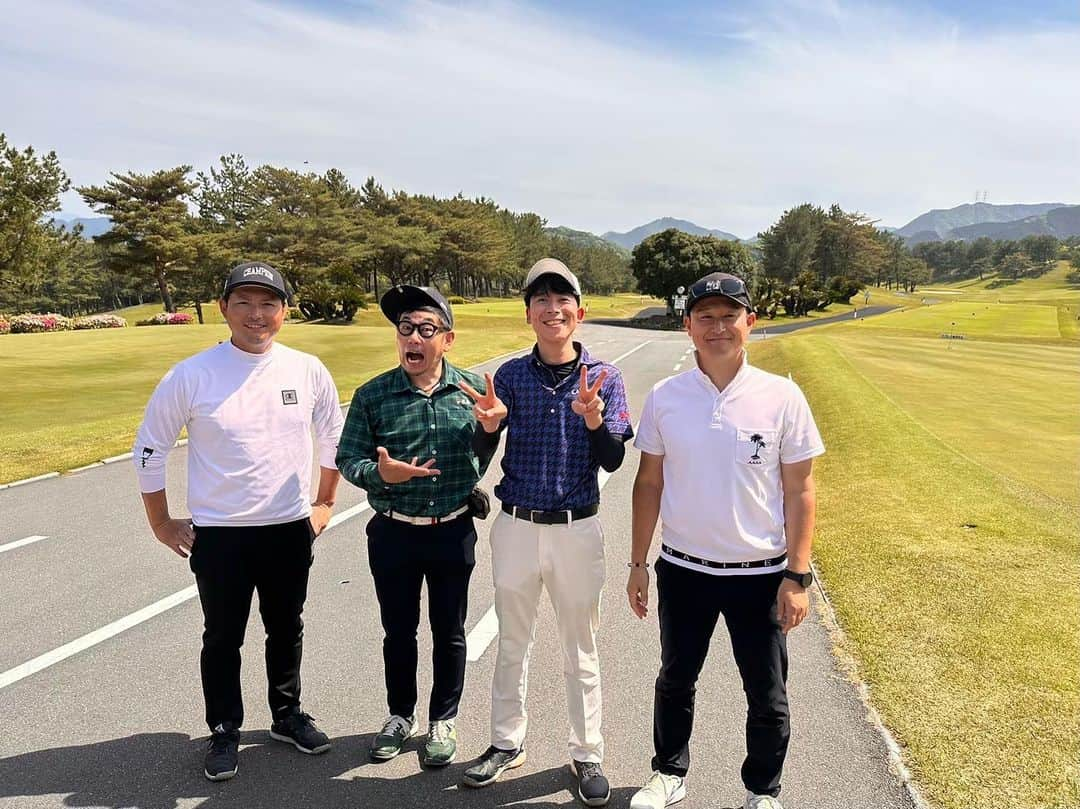 攝津正のインスタグラム：「. . ゴルフ⛳️には最高な季節がやってまいりました。  ちょい暑い日もありますが、やはりこの季節は良いですね！  メンバーも楽しい方だと、ニヤついてしまいます。  カト淳さんと矢野ぺぺさんと友人と。  矢野ぺぺさんのパスタ体操教えてもらうの忘れた…  訂正　×パスタ体操　　◯スパゲティ体操 . . #ゴルフ #おじゴルフ #enjoyゴルフ #カト淳 さん #矢野ぺぺ さん #パスタ体操 #福岡 には #うどんやパスタ の #体操 があります #なんじゃそりゃ #皆さん知ってますか？ #👹 は #斎藤さん派 らしい #パラシュート部隊  #派閥とかあんの？ #golf #時差投稿」