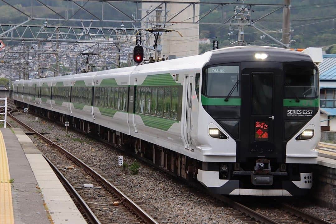 徳永ゆうきさんのインスタグラム写真 - (徳永ゆうきInstagram)「. . ホームで電車待ってたら ニゴナナのあずさ来た！ . -2023.05.05- . #鉄道写真 #撮り鉄 #鉄道好き #JR東日本 #中央本線 #岡谷駅 #E257系 #臨時 #特急 #あずさ #新宿行き」5月12日 9時43分 - tokuchan_1113