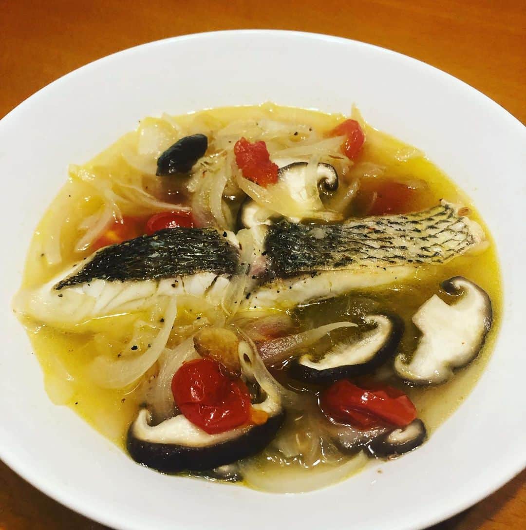 大和田獏さんのインスタグラム写真 - (大和田獏Instagram)「#ばくめし 真鯛のアクアパッツァ風！ (真鯛、玉ねぎ、椎茸、ミニトマト、ニンニク) (水、お酒、塩胡椒、オリーブオイル) 簡単な割に美味しく出来ました。 アサリを入れたらもっと出汁が出て、より美味しかったかも？」5月12日 9時55分 - bakuowada