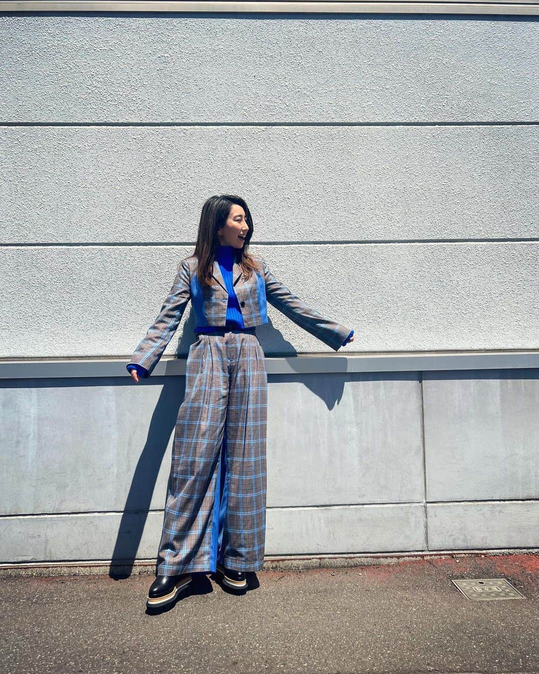木嶋真優のインスタグラム：「明日5/13 (土)  朝8:30 『土曜はナニする！？』📺 (カンテレ/フジテレビ全国ネット) 湖池屋さんにロケに行かせていただきました🏃‍♀️ 大好きなポテトチップスまみれ！ 私の主食🥔 もうここなら クイズ正解できるはずです。 ぜひご覧ください🙌 (木嶋未だ正解なし)  #テレビ　#衣装　#土曜はナニする #湖池屋」