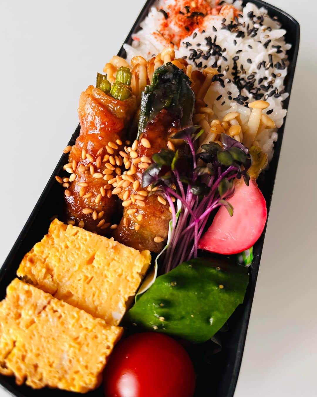吉岡美穂のインスタグラム：「おはようございます☀  今日は、野菜の🥦肉巻き弁当🍱 でした^ ^ 長男は学校のホームルームデーとかで千葉でバーベキュー🍖等するそうでお弁当無し。 次男は学校&サッカー⚽️  娘は運動会の練習だそう^ ^ 行ってらっしゃい〜⭐️  皆さまも、良い1日を…😌☕️ #高校生弁当  #中学生弁当  #野菜の肉巻き」