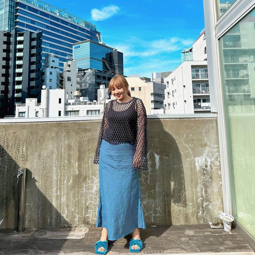 のインスタグラム：「衣装です🙋‍♀️ 素敵な空の景色も入れたくて🌤 写真ちょっと遠いかもですけどm(_ _)m スタイリストさんのカメラ技術が凄いことになってます！足長に撮ってくれる😆  ぽかぽか　5月8日放送分 ・ pull-over  @ships_women_official ・ skirt  @gallardagalante ・ sandal  @laurence.shoes ・ jewelry @mariha_official  ・ ・ ・ #野呂佳代衣装  #shipswomen  #gallardagalante  #laurence  #mariha」
