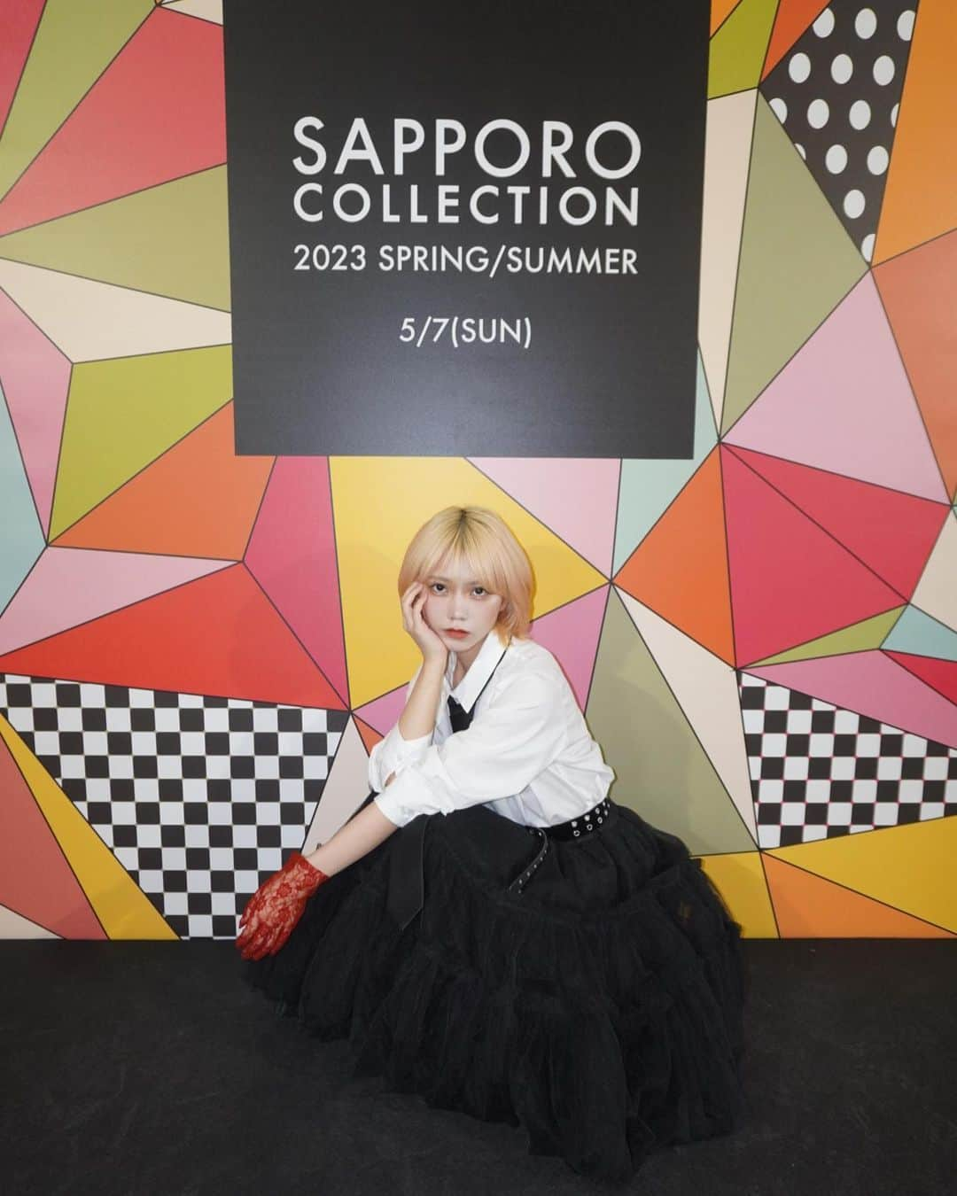 かわごさんのインスタグラム写真 - (かわごInstagram)「SAPPORO COLLECTION 🖤 . TOKYODOT @tokyodotmag ✖️札コレ @sapporo.collection ステージとReZARD @rezard.official ✖️YONAKA @yonakawago ステージの2つに出演させていただきました😍🔥 . SAPPORODOTの方では、The Escapeのシャツを着用(1枚目)👔 . このブランドは、今年秋公開のドラマとも繋がっていくブランドで主演の小宮くん @komi.rio にもYONAKAジャケット着て写真撮ってもらったよ〜📷(3枚目) . そして2ステージ目の衣装は2枚目の写真📷ReZARDコラボのTシャツ&スカートにYONAKAキャップ＆ストール⭐︎ . こちらのショーは、YONAKAロゴがドーンと出た後にトップバッターで歩かせていただきました🔥初🔥 . モデルはもちろん、ランウェイ歩くことも昔は夢の話だったし、それにトップで歩くのも密かにやりたかったこと。それが、まさか自分のブランドの服を着て歩けるなんて。(冷静に考えても凄すぎる) . それに数年前にTV番組でもイチオシとして紹介させていただいたREIRIE @reirieofficial ちゃんに2ステージ出演いただいてYONAKAのクロップドシャツ&チュールスカートとReZARD✖️YONAKAのクロップドパーカー&フリルのショートパンツを着用していただきました🤍 . とっても似合っていて、楽屋でも2人の写真を沢山撮らせてもらいました🐇🐇 @bite_me_3 @suicide_u 🤍 . デザインやスタイリングを考えるのも本当に大好きなことです。自分の出番ギリギリまで他の出演者の衣装をチェックしたりして、やりたかったこと全てが詰まっていた1日でした。 . SAPPORODOTステージで、ヒカルさんにもYONAKAジャケット着ていただいたりReZARD もコラボさせていただいて嬉しかったです🌕(4枚目) . 今回も和田さん @wadanaokii クリエイティブのおかげで色々実現できました、！！感謝です。ありがとうございます🌕 . 沢山YONAKAで服を作ったので、発売楽しみにしててね。」5月12日 9時59分 - hina_kawago