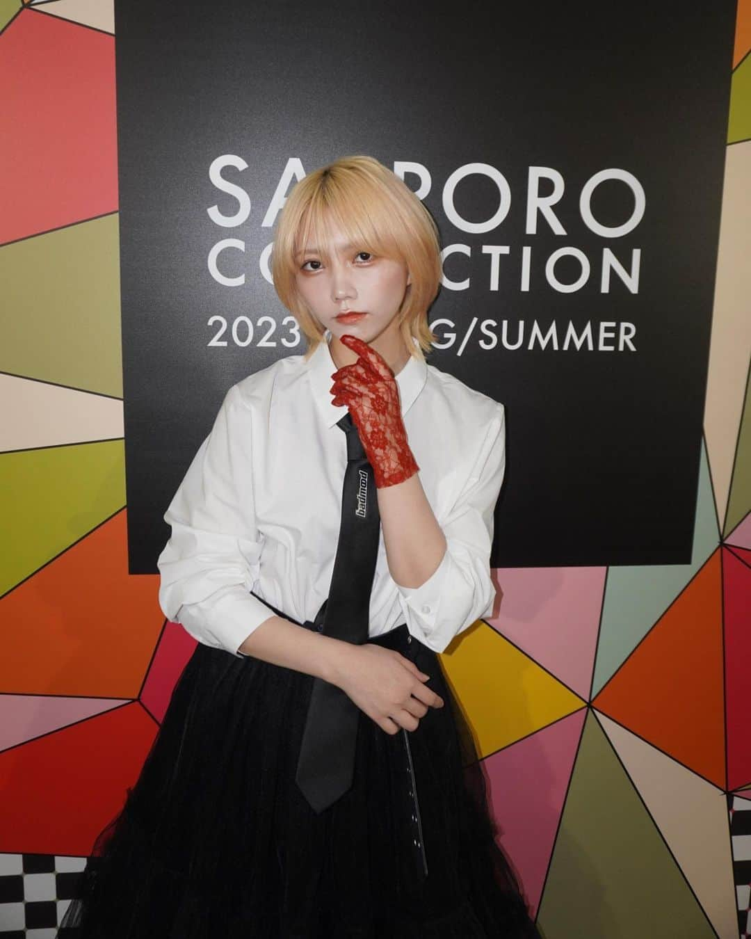 かわごさんのインスタグラム写真 - (かわごInstagram)「SAPPORO COLLECTION 🖤 . TOKYODOT @tokyodotmag ✖️札コレ @sapporo.collection ステージとReZARD @rezard.official ✖️YONAKA @yonakawago ステージの2つに出演させていただきました😍🔥 . SAPPORODOTの方では、The Escapeのシャツを着用(1枚目)👔 . このブランドは、今年秋公開のドラマとも繋がっていくブランドで主演の小宮くん @komi.rio にもYONAKAジャケット着て写真撮ってもらったよ〜📷(3枚目) . そして2ステージ目の衣装は2枚目の写真📷ReZARDコラボのTシャツ&スカートにYONAKAキャップ＆ストール⭐︎ . こちらのショーは、YONAKAロゴがドーンと出た後にトップバッターで歩かせていただきました🔥初🔥 . モデルはもちろん、ランウェイ歩くことも昔は夢の話だったし、それにトップで歩くのも密かにやりたかったこと。それが、まさか自分のブランドの服を着て歩けるなんて。(冷静に考えても凄すぎる) . それに数年前にTV番組でもイチオシとして紹介させていただいたREIRIE @reirieofficial ちゃんに2ステージ出演いただいてYONAKAのクロップドシャツ&チュールスカートとReZARD✖️YONAKAのクロップドパーカー&フリルのショートパンツを着用していただきました🤍 . とっても似合っていて、楽屋でも2人の写真を沢山撮らせてもらいました🐇🐇 @bite_me_3 @suicide_u 🤍 . デザインやスタイリングを考えるのも本当に大好きなことです。自分の出番ギリギリまで他の出演者の衣装をチェックしたりして、やりたかったこと全てが詰まっていた1日でした。 . SAPPORODOTステージで、ヒカルさんにもYONAKAジャケット着ていただいたりReZARD もコラボさせていただいて嬉しかったです🌕(4枚目) . 今回も和田さん @wadanaokii クリエイティブのおかげで色々実現できました、！！感謝です。ありがとうございます🌕 . 沢山YONAKAで服を作ったので、発売楽しみにしててね。」5月12日 9時59分 - hina_kawago