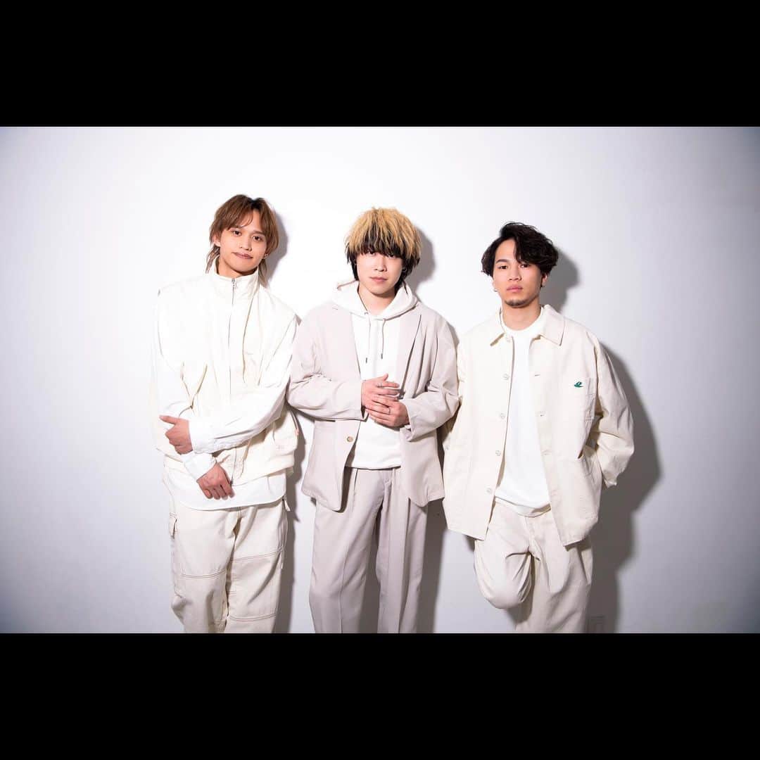 TENSONGさんのインスタグラム写真 - (TENSONGInstagram)「2023.05.12(Fri)  この度、僕達にとって初となるワンマンライブの開催が決定しました。タイトル名は『アーティストミマン』です。 僕達三人は、コロナ禍で結成したグループです。それまでは互いに別々の道を歩んでいました。本気で音楽に触れてこなかった僕達が、SNSを始めてたくさんの方々に見て頂き、応援頂いて、ここまで活動することが出来ました。音楽に触れていく中で、段々と本気へ変わり、いつしか誰かの背中を押したいという気持ちになりました。アーティストを目指していなかった僕達が、やっと誰かの目の前に立って音楽を届ける覚悟も出来ました。 まだまだ足りない部分もたくさんある未熟者ですが、だからこそ、飾りも傲りも無い等身大で、誰かの心のヒーローになれたらいいなと思います。  【『アーティストミマン』公開情報】 日付：2023年8月19日（土） 開場時間：16:00 開演時間：17:00 チケット金額：FC 4,000円 / 一般 4,800円 / 当日5,000円  【『アーティストミマン』チケット販売スケジュール】 ▶︎FC先行販売 VIP会員様：2023年5月20日(土) 10:00 〜2023年5月21日(日) 23:59  通常会員様：2023年5月24日(水) 10:00 〜 2023年6月4日(日) 23:59   ▶︎ファミリーマート先行抽選販売 2023年6月12日(月) 12:00〜2023年7月2日(日) 23:59  （当選発表：2023年7月5日(水) 13:00予定）  ▶︎一般販売 2023年7月15日(土) 10:00〜  Photo: @azusatakada_photographer  Hair&Make-Up: @enamikosuke  #TENSONG #sing #song #vocal #guitar #dj #instalike #instagood #instagram #music #初ワンマン #アーティストミマン #コイビトミマン #新曲 #友達以上恋人未満」5月12日 9時59分 - 10song_official