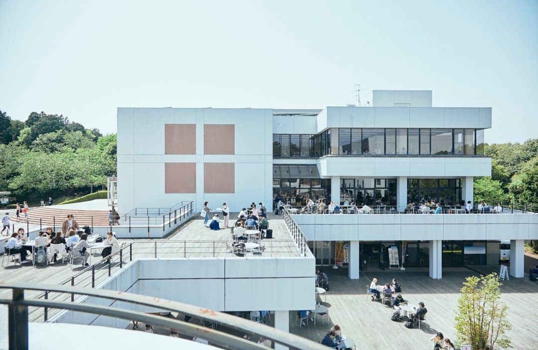 Meiji Gakuin/明治学院大学/明学のインスタグラム：「横浜キャンパスC館ウッドデッキ側からの風景です。 外での食事も楽しめる季節になりましたね。  雨の間に日差しの強さも感じるようになりました🌞 暑さに慣れていない時期です。体調にも気を付けてくださいね。  今週もお疲れ様でした。  #明治学院大学 #横浜キャンパス #横浜 #戸塚 #春学期 #春学期もがんばろう #明学 #明治学院 #明学人 #勉強 #大学 #授業 #明学生 #メイガク #明学ライフ #大学生活 #キャンパスライフ #mgu #meijigakuinuniversity #meijigakuin #meigaku #photography」