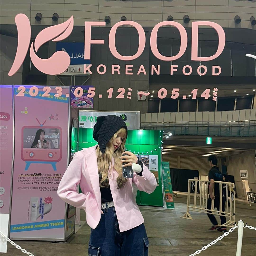 ひかりんちょのインスタグラム：「KCONのなかにある K-FOODさんのブースにお邪魔しました⭐ キムチくんを探すゲームとか 初めて食べたんだけど、 韓国の🍈チャメを試食したり、 ホンチョの試飲コーナーもあって 美味しいし楽しかったから みんなも行ってみてね🥹 「K-FOODのロゴ」が目印‼ ・ #KFOOD#KCON @atcenter_japan」