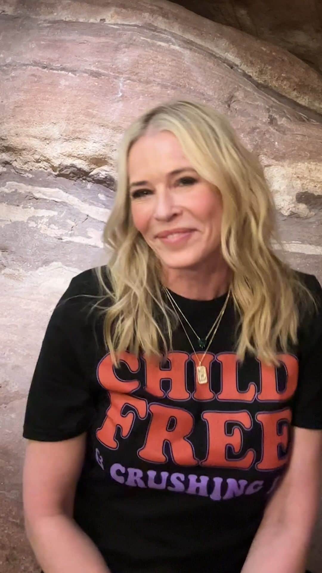 チェルシー・ハンドラーのインスタグラム：「T-shirts available at ChelseaHandler.com」