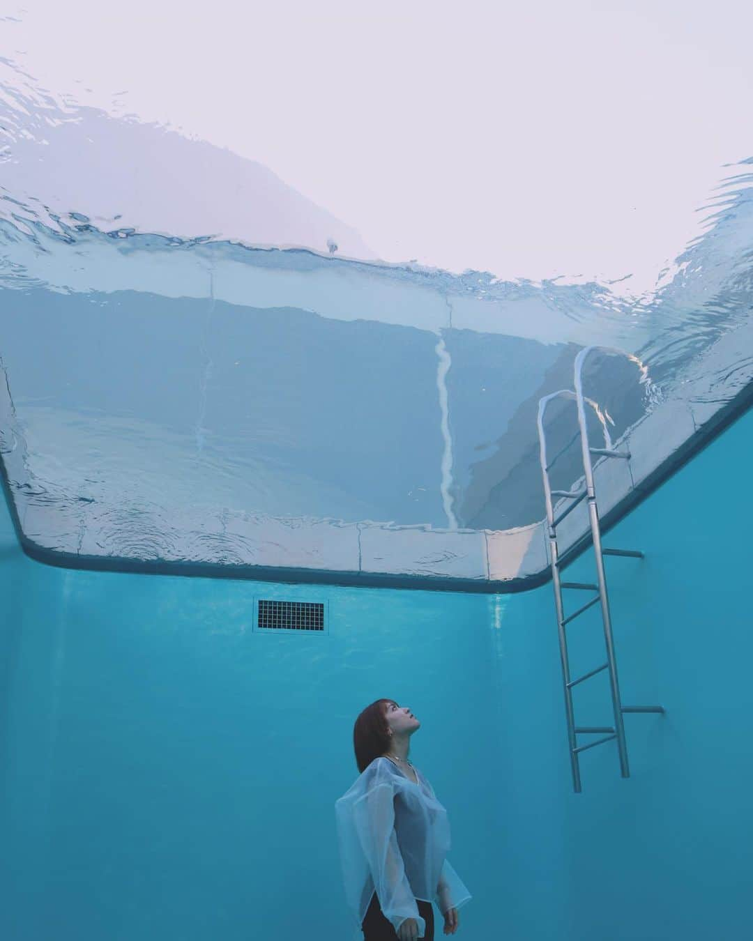 内田眞由美のインスタグラム：「📍21世紀美術館 行きたかったスイミングプール🚰💧 なんだか本当に水の中みたいな気持ちで水面の波が綺麗でした〜」