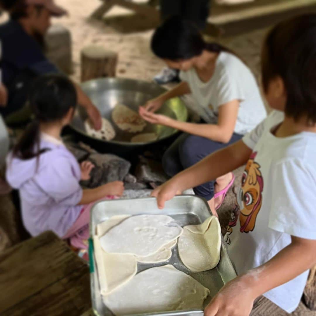 宮内知美のインスタグラム：「朝ご飯に作っていたナン。  みんな好きな形で 全員分焼いて行く。  自由に自由に とにかく大きく薄くのばすお兄ちゃん、  うさぎや猫に見立てたお友達姉妹、 トトロにも見えるよね〜  うちの僕は 『お母さん、なんだと思う？　ヒントは病院だよ』  えー？？ なんだろ？ 全然わかんないけど、、  『病院で最初に使うよ』  最初？ えー！わかんないけど 診察券？  『ブー。正解はカルテをはさむやつ』  問診票を挟むバインダーかーい。  なんで病院でてきた？😂 発想力にも着眼点にも 驚かれました☀️  子供って面白いなぁ〜😁  挟むとこの厚みで、なかなか焼けないよ〜 って、先生に言われながら 2枚もバインダーにしてたので もちろん一枚は お母さんがいただきました🙆‍♀️  #ナンからバインダー #私なら何作るかな  #自由な発想で楽しむ  #自然教室 #朝ごはん #おはようございます #5歳男児 #田舎で暮らしてます」