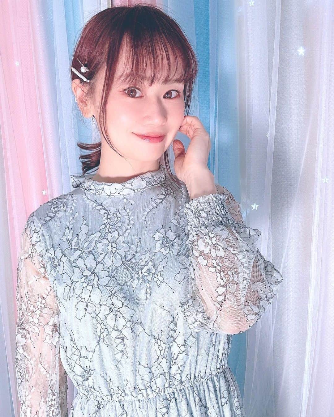 大和姫呂未のインスタグラム：「こちらは、可愛いスタジオにて、セルフポートレートで撮りました。  自分の好きな角度分かってるのは自分だから、 自分で撮るのが1番早かったりする、、、笑  写真は、撮るより、データからボツを削ること、すなわちセレクトの方が大事だと、とあるカメラマンの方がツイートしてましたが、 ほんとセレクトがねぇーーー、、骨折れます笑 ボツの中から光る写真を探してるんですが 毎回1000枚近くから数枚を選ぶのは、もう何だか訳がわからなくなります。笑笑  でも新しい自分を見つけられる瞬間でもあり、 撮ってもらうの大好きなので これからも撮る機会を無くさないようにしたいなぁ。 独り言でした😊  #シンガーソングライター #ポートレート撮影」