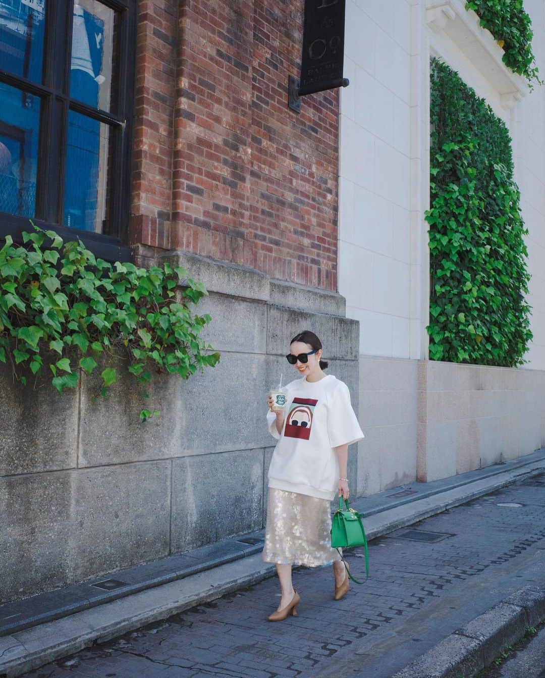 翁安芸さんのインスタグラム写真 - (翁安芸Instagram)「スウェットにキラキラスカート🤍✨💚  この時期ならではの半袖スウェットは、軽くてぷっくりした素材と大きめサイズがスポーティでモードな感じに🫶🏻　  スパンコールのスカートは、この夏Tシャツやタンクトップに、足元はビーチサンダルなんていうのもいいかも💭☺️  #akiweng #outfit #planc #bottegaveneta #yonjewelry #hermeskelly #tokyo #翁安芸」5月12日 10時20分 - akinyc