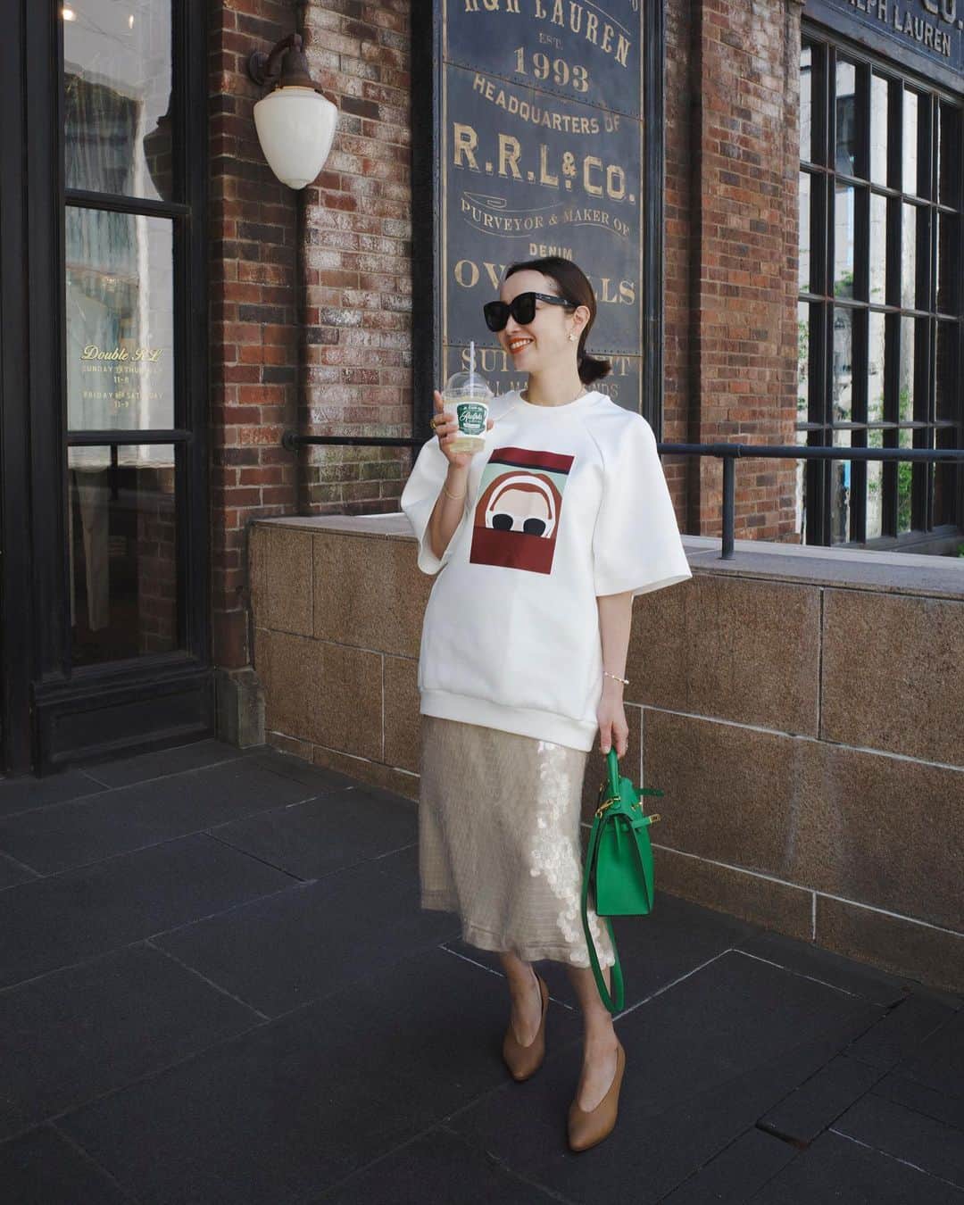 翁安芸さんのインスタグラム写真 - (翁安芸Instagram)「スウェットにキラキラスカート🤍✨💚  この時期ならではの半袖スウェットは、軽くてぷっくりした素材と大きめサイズがスポーティでモードな感じに🫶🏻　  スパンコールのスカートは、この夏Tシャツやタンクトップに、足元はビーチサンダルなんていうのもいいかも💭☺️  #akiweng #outfit #planc #bottegaveneta #yonjewelry #hermeskelly #tokyo #翁安芸」5月12日 10時20分 - akinyc