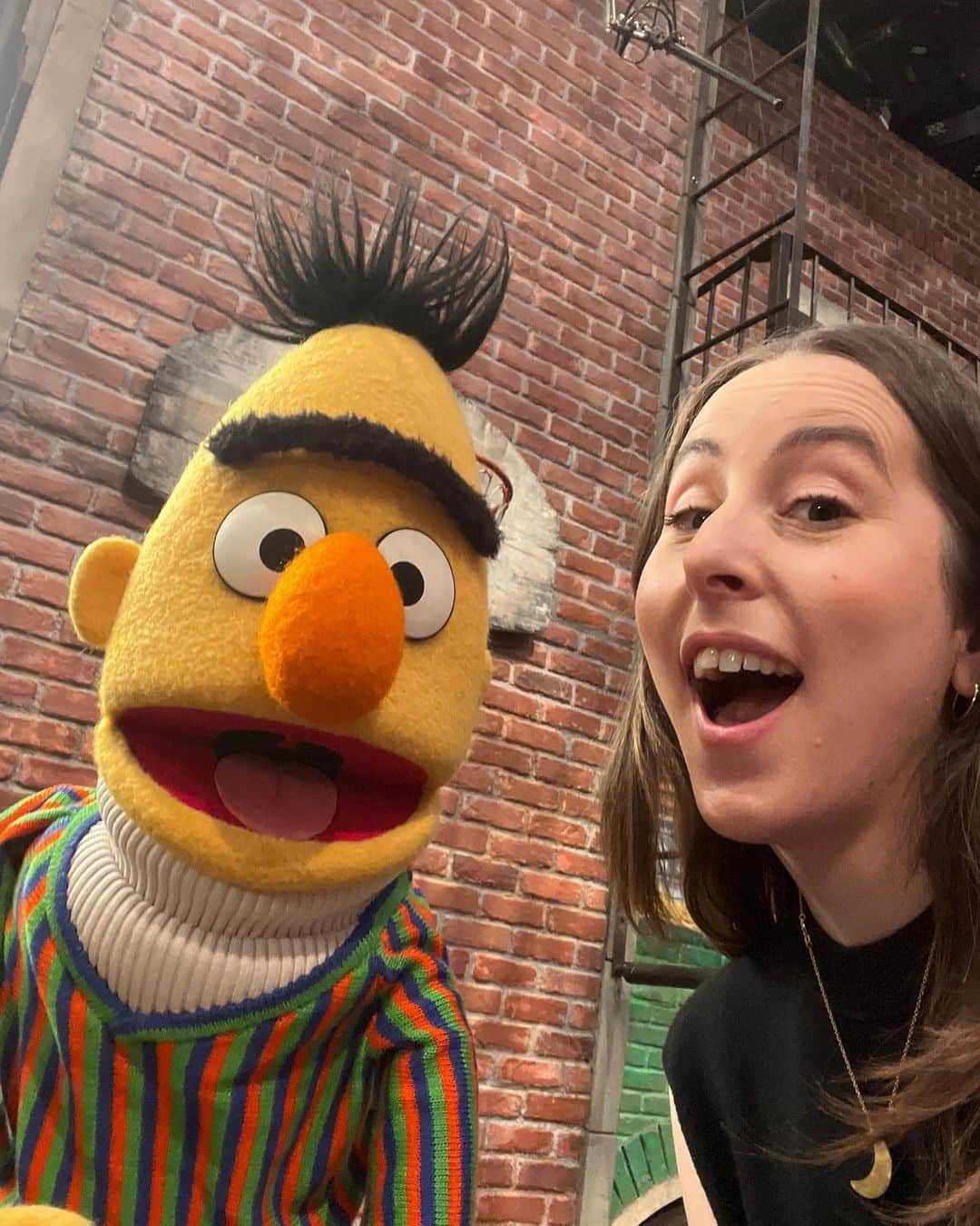 アラナ・ハイムのインスタグラム：「i’m moving to @sesamestreet」