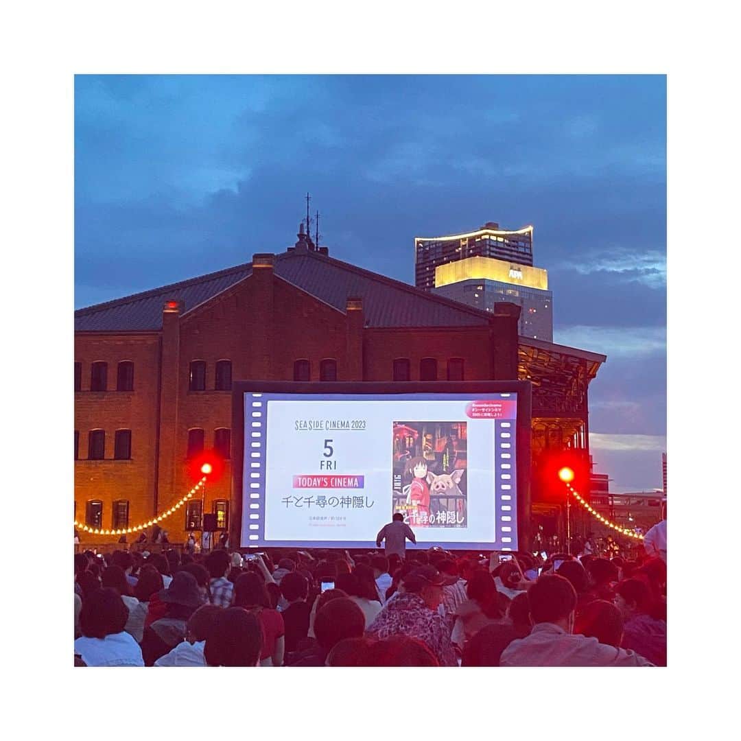 のインスタグラム：「・ 赤レンガ前でジブリが観れるなんて 思ってもなかったからこのイベント開催 されるの知ってから楽しみにしてた☺️🎞️ 6日のコクリコ坂も観たかったけど体力的に諦めました😮‍💨     久しぶりにこんなに人が沢山いる場所に 出向いたから帰ってくる頃には ヘトヘトだったけどいい思い出✨  #野外イベント#赤レンガ倉庫  #movie#千と千尋#ジブリ #studioghibli#映画祭#横浜」