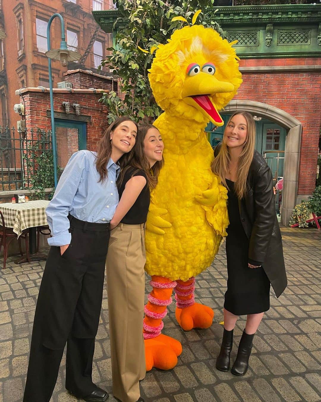 のインスタグラム：「we got to sing the ABC’s with our friends on @sesamestreet !!!!!!can you tell how happy we were meeting our idols?! out now on @hbomax !!!」