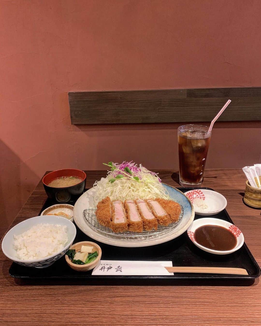 竹村美緒のインスタグラム：「. .  とんかつ井戸枩 @tonkatsu_idomatsu 📍本町  宮崎県のブランド豚「きなこ豚」を使ったこだわりのトンカツ。  絶妙な揚げ方でお肉はほんのり桜色。  半分はお塩で〜、もう半分はソースでいただきました。 衣はサクッとお肉はジューシー✨  ご飯とキャベツはオーダーの時に大・中・小を聞いてくださるので、キャベツを大にして頂きました☺️ ご飯のお代わりも無料です。  豚汁やお浸しも、ほっこりする味で美味しかった〜。  #とんかつ井戸枩 #大阪グルメ #大阪ランチ #本町グルメ #本町ランチ #本町ディナー #本町とんかつ #大阪とんかつ」