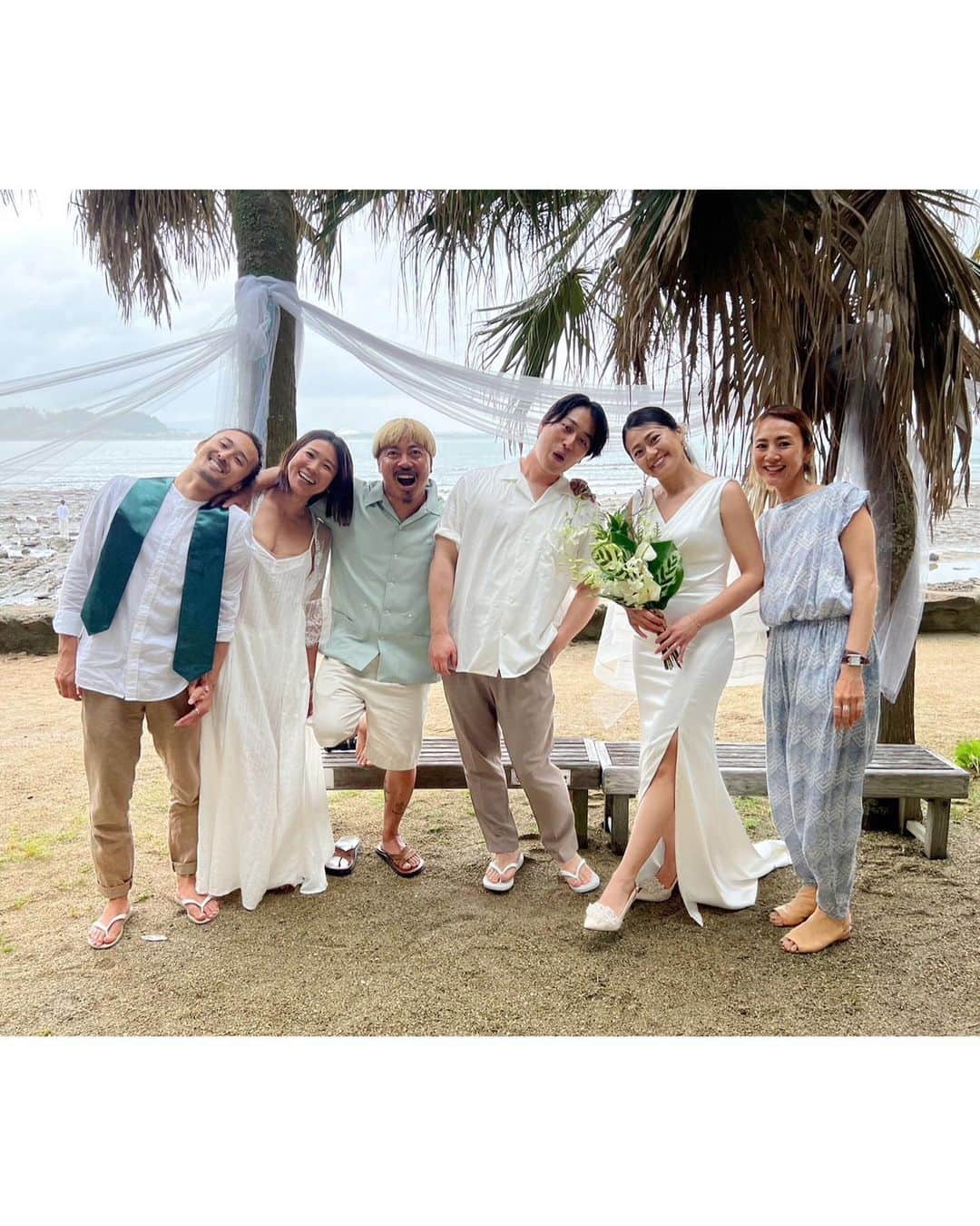 土井地恵理子さんのインスタグラム写真 - (土井地恵理子Instagram)「Happy Wedding Taihei & Ai   GWに宮崎出身あいちゃんの地元 青島で行われたWedding  少人数の手作り結婚式 アットホームで2人の愛が詰まって溢れてて とってもとっても素敵だった✨  なぜか私がpartyの司会🎤←やったことない😂 無事に終わってホッとしましたw  大雨予報も覆す2人のpower これからが楽しみだ♡  #wedding #weddingday #結婚式 #手作り結婚式 #miyazaki #宮崎 #青島 #まるで海外  #おめでとう #2次会は自宅でカラオケ」5月12日 6時30分 - ericodoiji