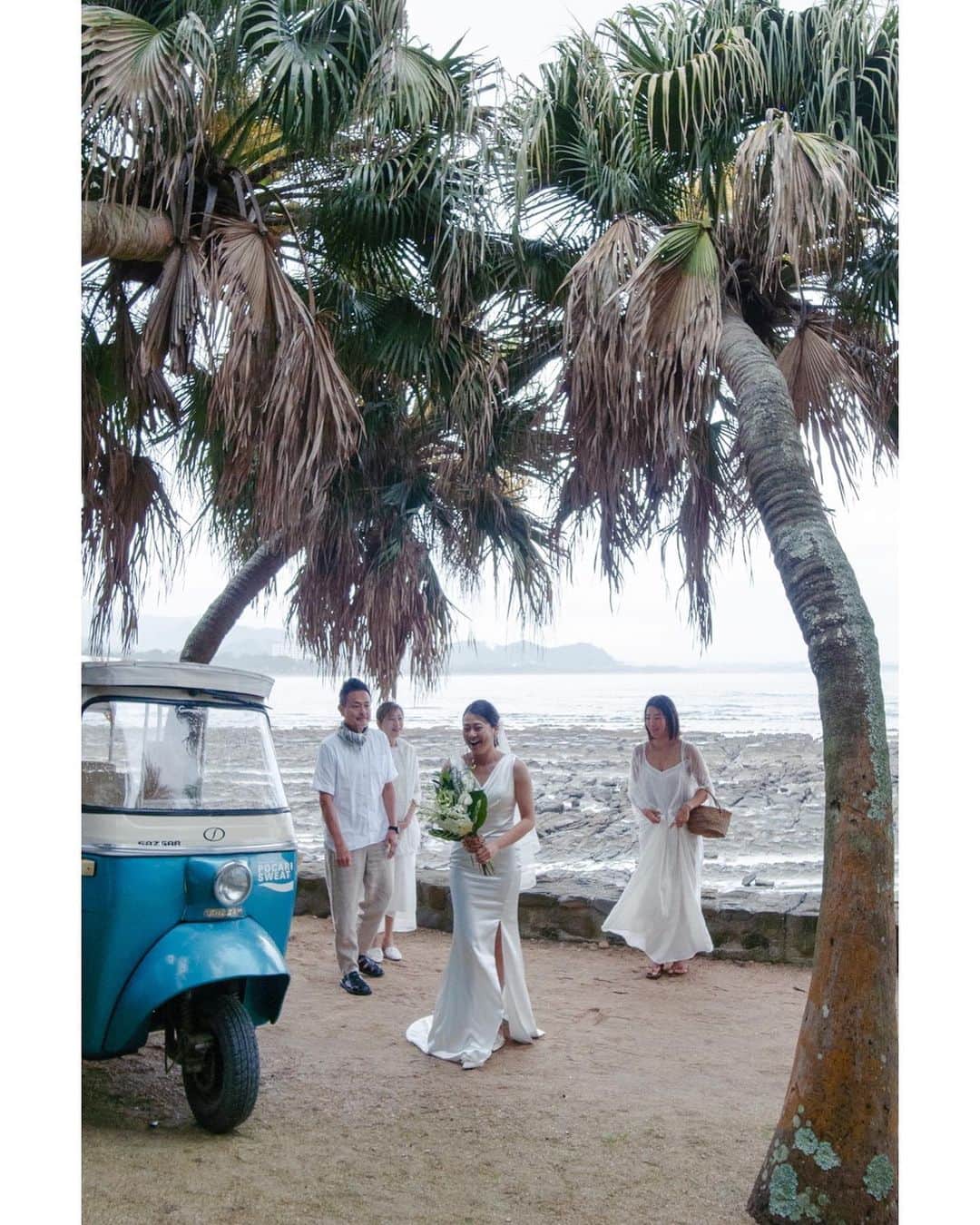 土井地恵理子さんのインスタグラム写真 - (土井地恵理子Instagram)「Happy Wedding Taihei & Ai   GWに宮崎出身あいちゃんの地元 青島で行われたWedding  少人数の手作り結婚式 アットホームで2人の愛が詰まって溢れてて とってもとっても素敵だった✨  なぜか私がpartyの司会🎤←やったことない😂 無事に終わってホッとしましたw  大雨予報も覆す2人のpower これからが楽しみだ♡  #wedding #weddingday #結婚式 #手作り結婚式 #miyazaki #宮崎 #青島 #まるで海外  #おめでとう #2次会は自宅でカラオケ」5月12日 6時30分 - ericodoiji