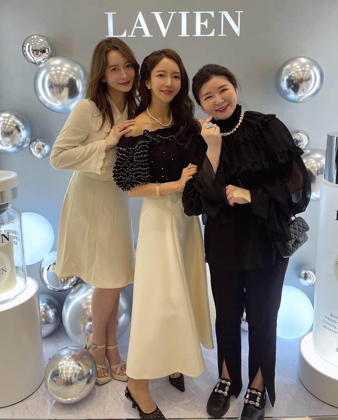 野崎萌香のインスタグラム：「ソウルの汝矣島にある 去年できたばかりのTHE HYUNDAI SEOULで行われた  @lavien_official のPOP UPに 仲良しの @momoko.kawakami.29 さんと一緒に 行ってきました🇰🇷✨✈️  @pinksecret85 さんにも久しぶりに お会いできて嬉しかった🫶💕  私がお気に入りのBLACK クッション 私が使っている色は21番だよ🤭⭐️  まず最初に　@lavien_japan を使いたい人は マイクロコラーゲンブースターから始めるのがおすすめ！  アウトドアプロテクションホワイトニングパッチが 最高に潤うし日焼け止め効果もあるので、この夏大活躍の予感...  みんなも一緒にLAVIAN沼へ...🫠💓✨  ONE PIECE... @tarajarmon_jp  Sandal... @gucci  Bag... @polene_paris」