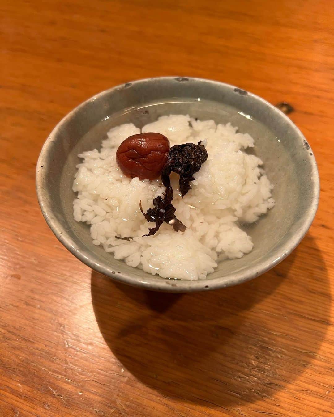 内田朝陽のインスタグラム：「父の漬けた梅干し 婆ちゃん直伝  #梅干し #🇯🇵 #お茶漬け  #日本 #そーいうこと #japan #soulfood  #culture  #伝統」