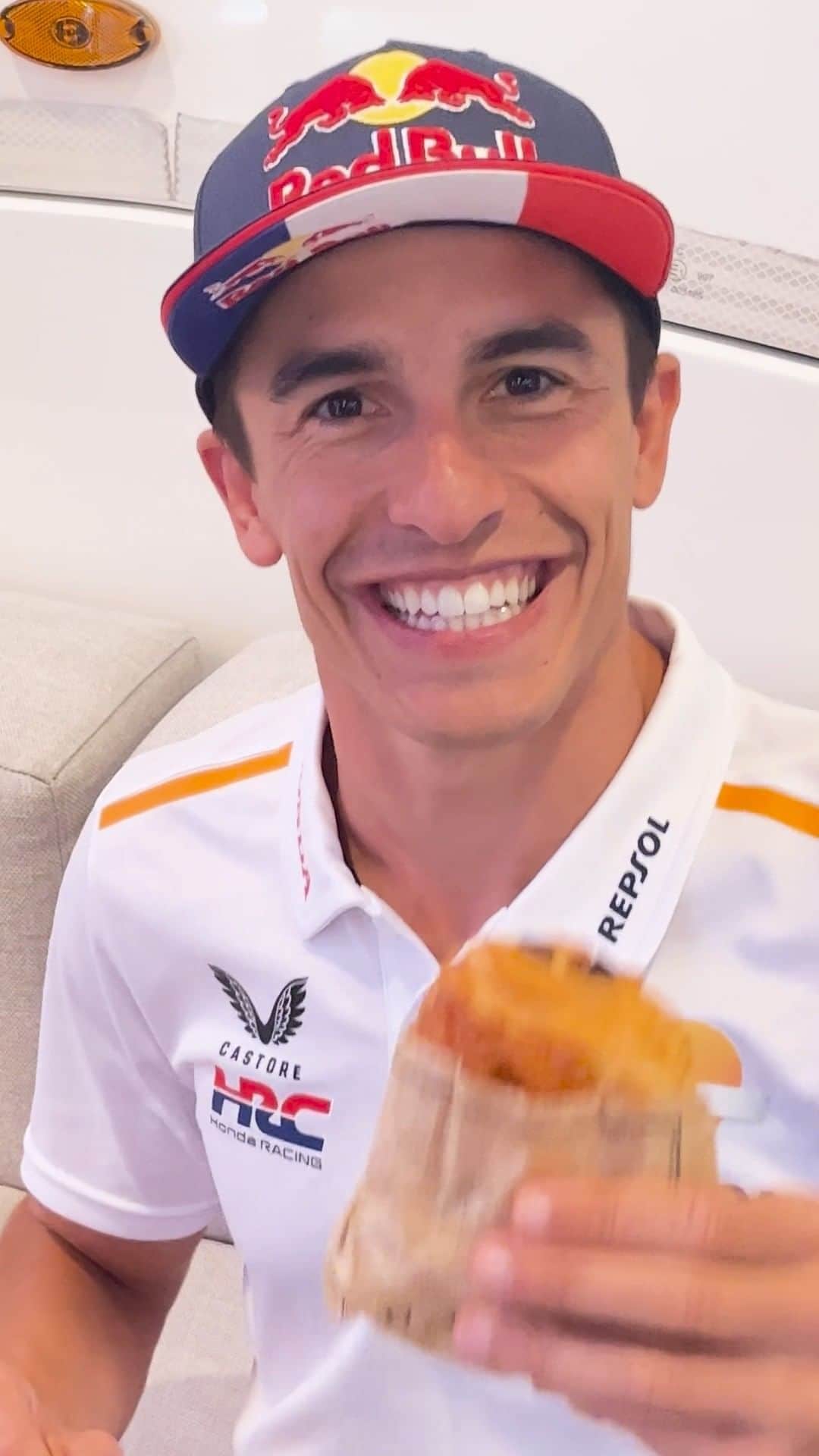 レプソル・ホンダのインスタグラム：「Merci pour la chocolatine! (ou le pain au chocolat?)😅🇫🇷」