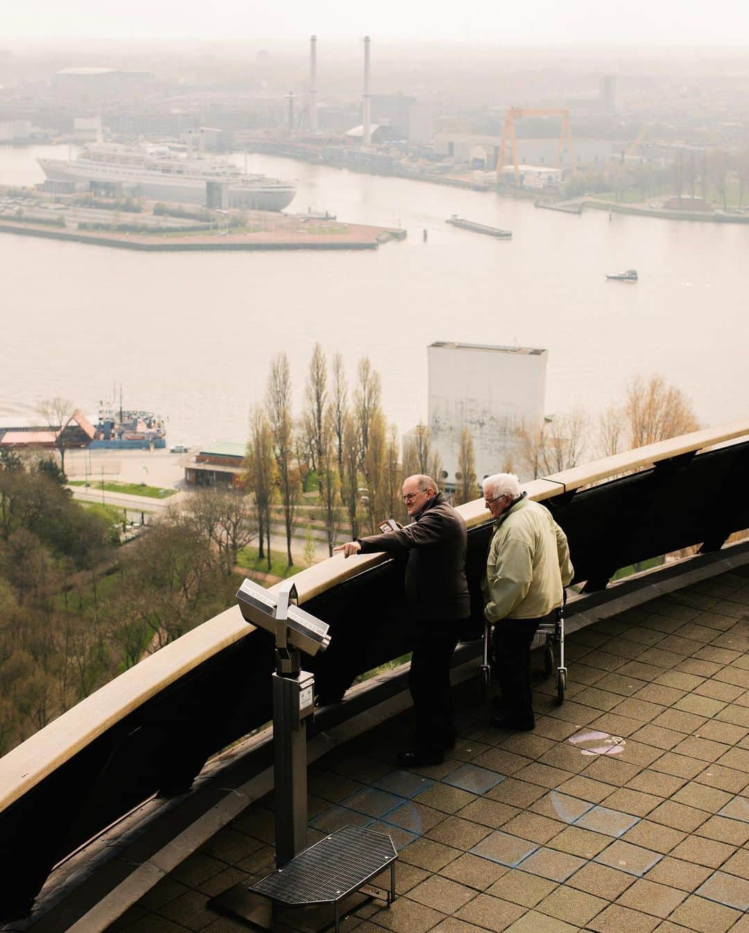 ニューヨーク・タイムズさんのインスタグラム写真 - (ニューヨーク・タイムズInstagram)「Amsterdam or Rotterdam? For sheer picturesqueness, Amsterdam is the easy winner. But what Rotterdam, the Netherlands’ second-largest city, lacks in historical edifices — much of it was bombed in World War II — it makes up for with contemporary urban cool.   Long the busiest port in Europe, the multicultural city is a hub of global commerce and avant-garde architecture. (The architect and Pritzker Prize winner Rem Koolhaas, a Rotterdam native, has added his touch to the soaring skyline.) Art institutions like the Nederlands Fotomuseum and the new Depot Boijmans Van Beuningen have elevated Rotterdam into an essential European cultural stop, while food markets like the massive, futuristic Markthal and the sleek Foodhallen, which both opened over the past decade, add to a dining scene awash in experimental restaurants.  Even if you’re only in Rotterdam for the weekend, we’ve got you covered with the perfect itinerary. Tap the link in our bio to get the full list of recommendations. Photos by @ilvynjio and @melissaschriek」5月12日 1時52分 - nytimes