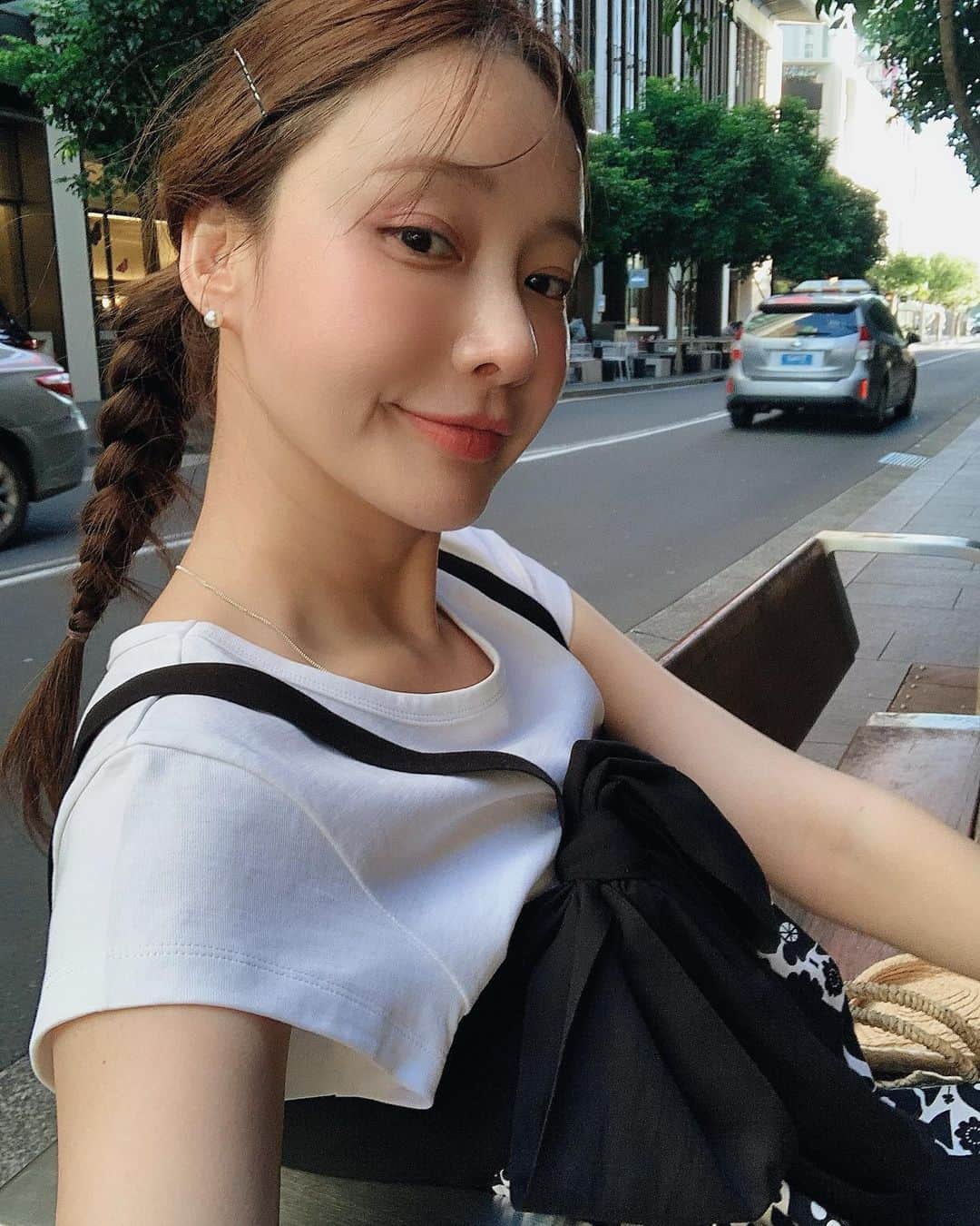 nanaのインスタグラム：「쥬코와 고양이티의 만남🖤 빨강머리앤이 입어주면 좋겠다 헤헷🤍  @ribbontie_official」